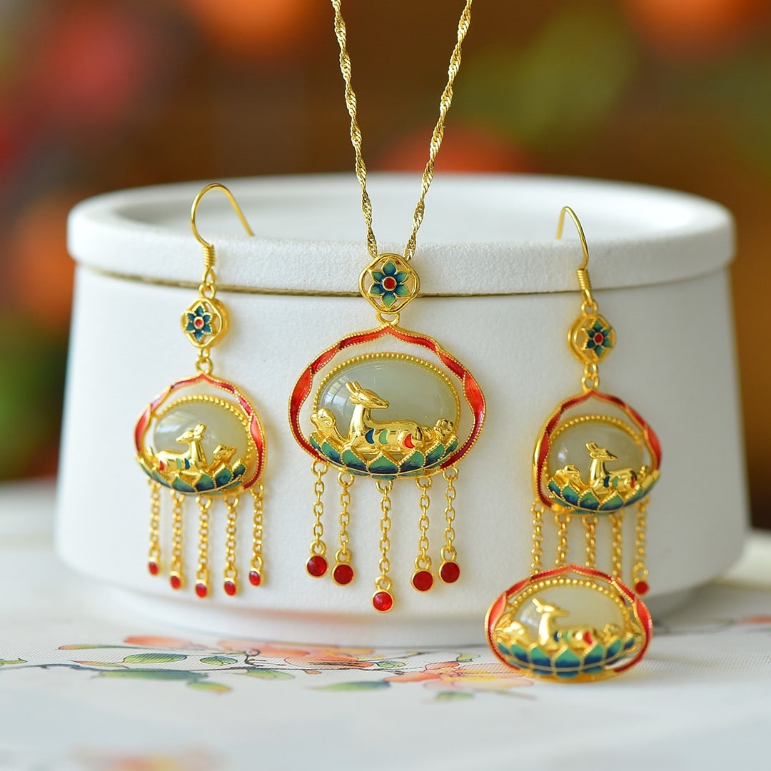 A Set of Fine Sterling Silver-Gold Plated Inlaid White Jade Jewelrys: A Set of Fine Sterling Silver-Gold Plated Inlaid White Jade Jewelrys 一套纯银镀金镶白玉首饰