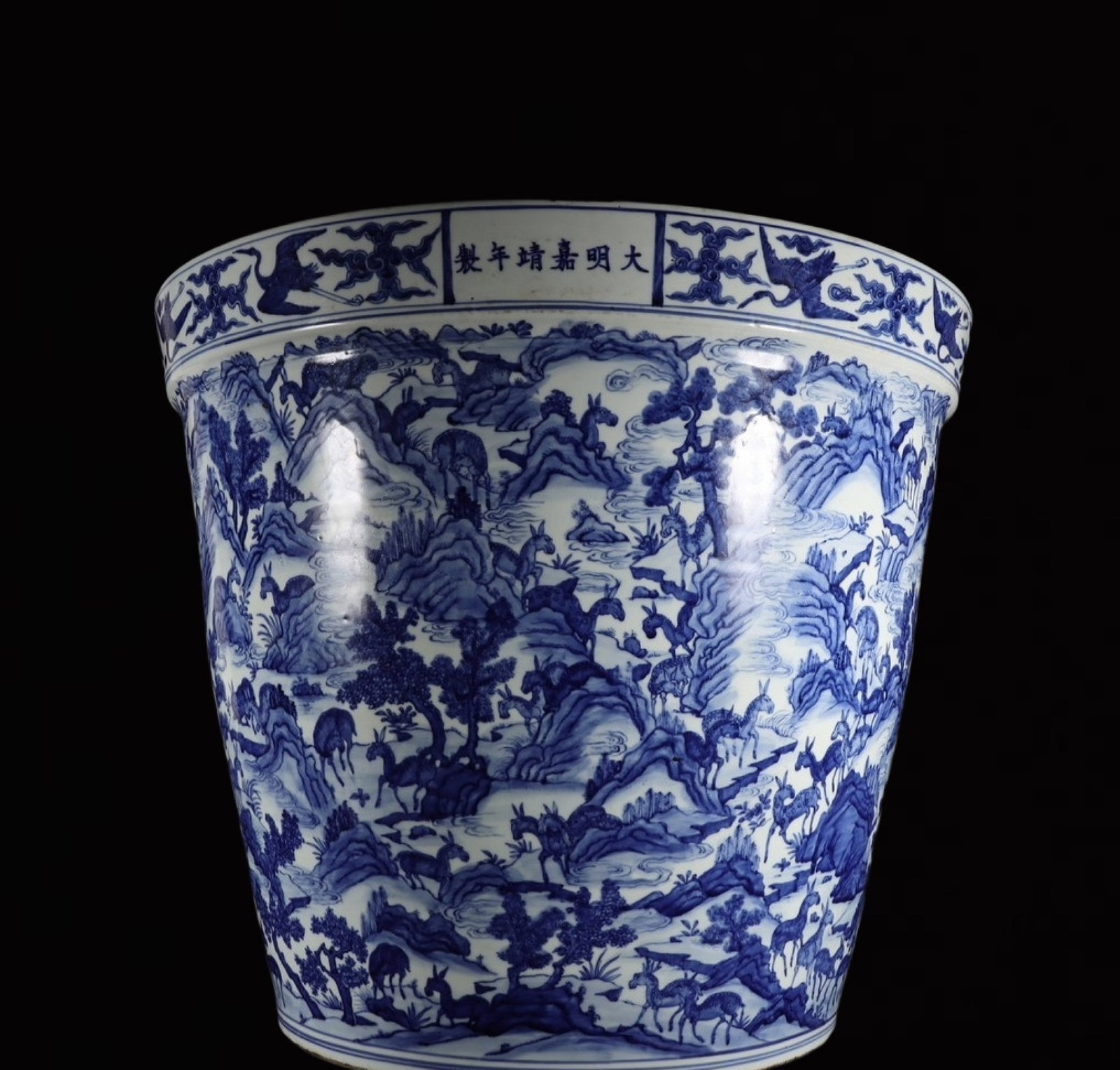 A Huge Blue and White Pine and Deer Pattern Vat: A Huge Blue and White Pine and Deer Pattern Vat,Ming Dynasty,China,Jiajing Six-character Mark,Size:21.3inx25.2in 青花松鹿纹缸,中国明代,Ü