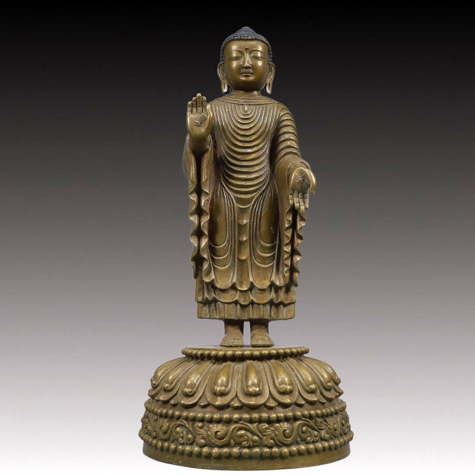 A Solemn Gilt Bronze Statue of Sakyamuni: A Solemn Gilt Bronze Statue of Sakyamuni, Ming Dynasty, China, Size:6.9inx15.4in, Weight:4150g 铜鎏金如来像,中国明代,尺寸:6.9inx