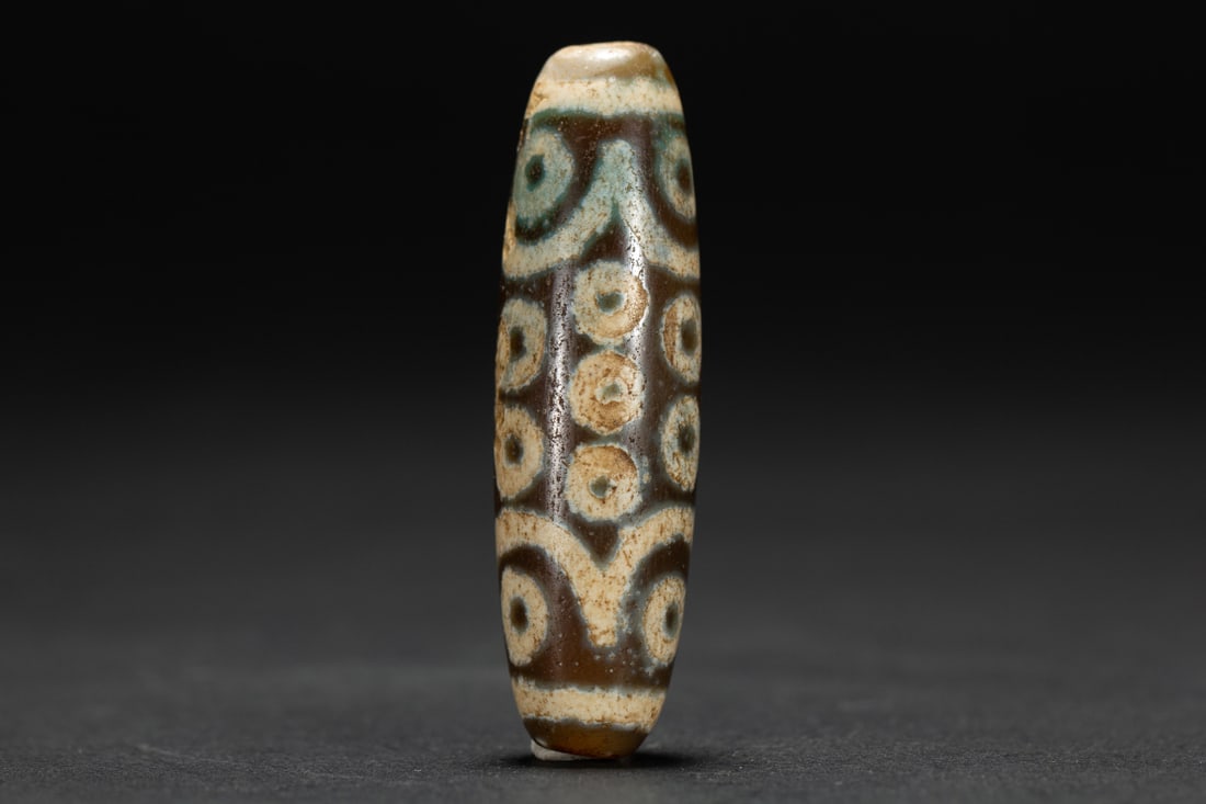 An Exquisite Dzi Bead Pendant: An Exquisite Dzi Bead Pendant,Qing Dynasty,China,Size:2.8in,Weight:40g 天珠挂件,中国清代