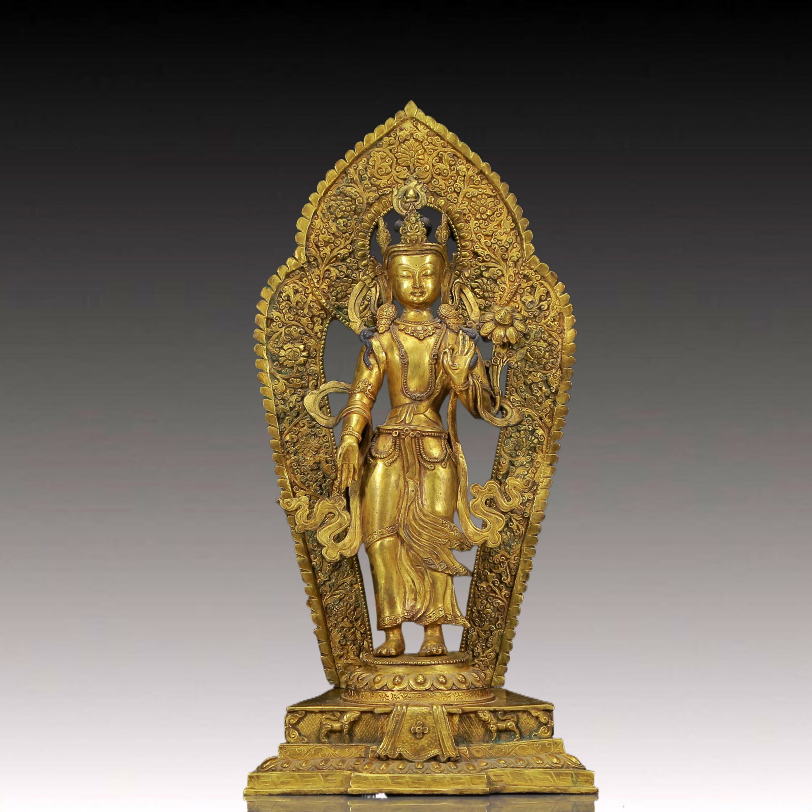 A Solemn Gilt Bronze Statue of Avalokitesvara: A Solemn Gilt Bronze Statue of Avalokitesvara,Ming Dynasty, China,Size: 7.9inx5.1inx16.1in,Weight:3315g 铜鎏金观音像，明代