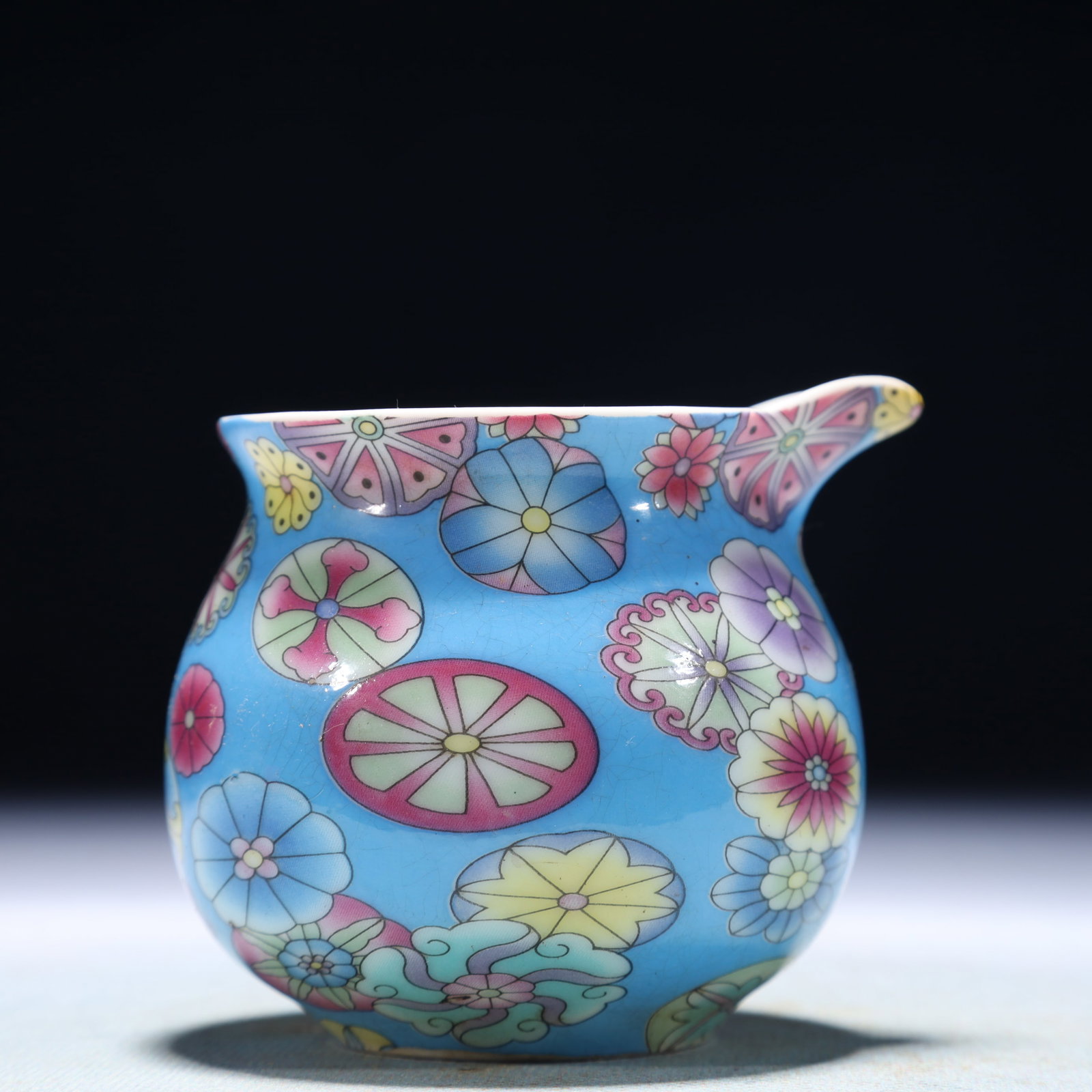 An Exquisite Famille-Rose Flower Pattern Pot: An Exquisite Famille-Rose Flower Pattern Pot,Qing Dynasty,China,Yongzheng Four-character Mark,Size:3.1inx2.6in,Weight:100g 粉彩花卉纹壶,中国清