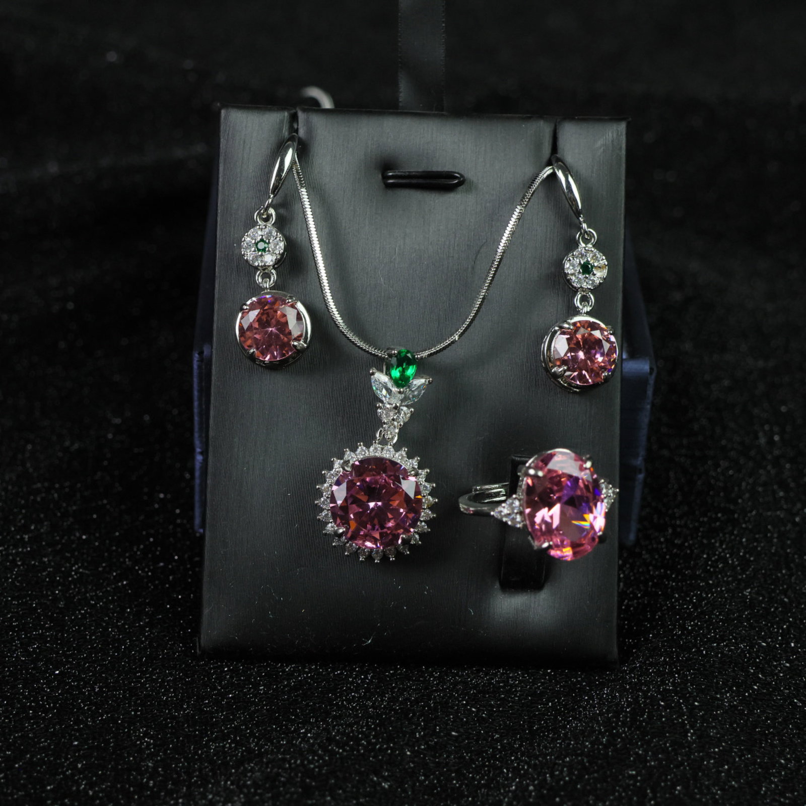 A Set of Fine Jewelry: A Set of Fine Jewelry 一套精美的首饰