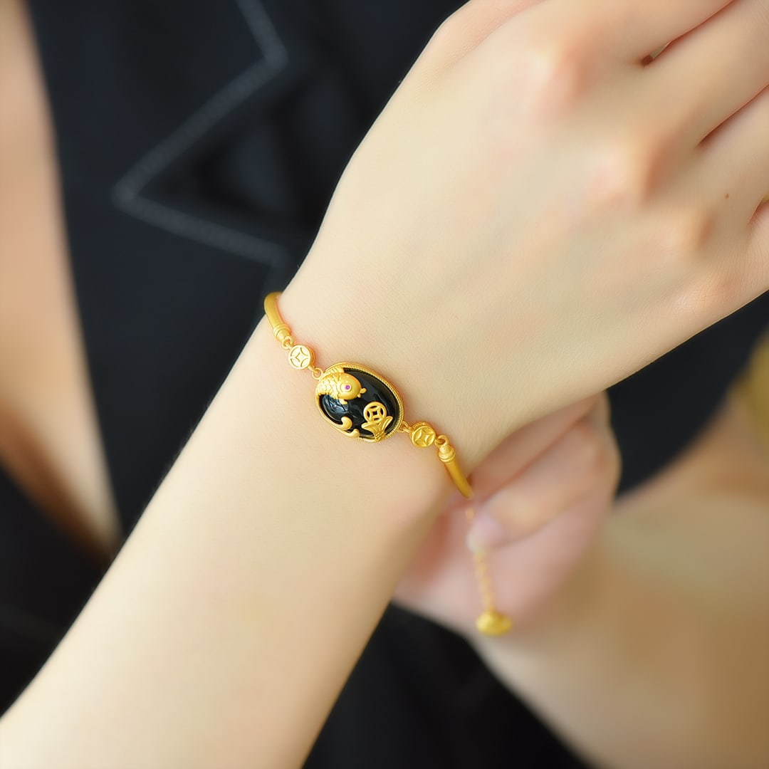 An Exquisite Sterling Silver-Gold Plated Inlaid Black Jade Bracelets: An Exquisite Sterling Silver-Gold Plated Inlaid Black Jade Bracelets,Size:0.5inx0.6in 纯银镀金镶黑玉手链