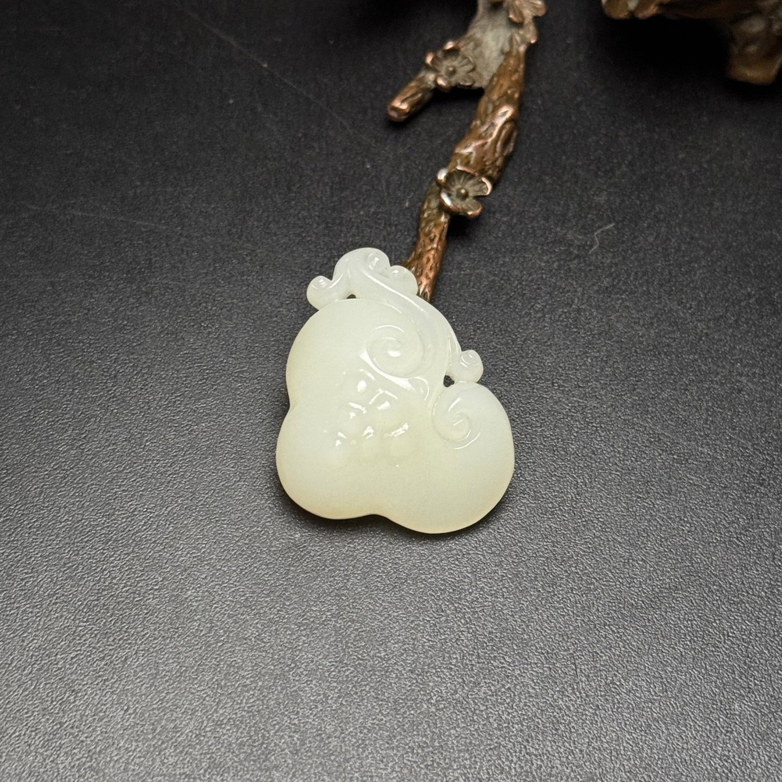 An Exquisite White Jade Ganoderma Lucidum Ornament: An Exquisite White Jade Ganoderma Lucidum Ornament,Qing Dynasty,China,Size:1.1inx1.5inx0.5in,Weight:15g 白玉灵芝摆件,中国清代