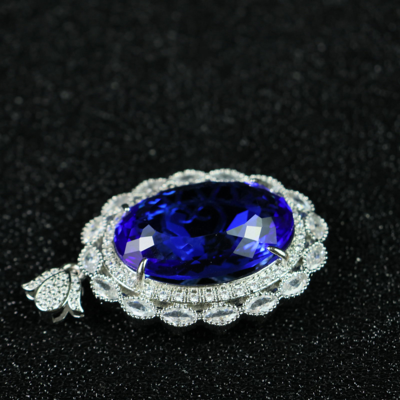 An Exquisite Pendant - 7