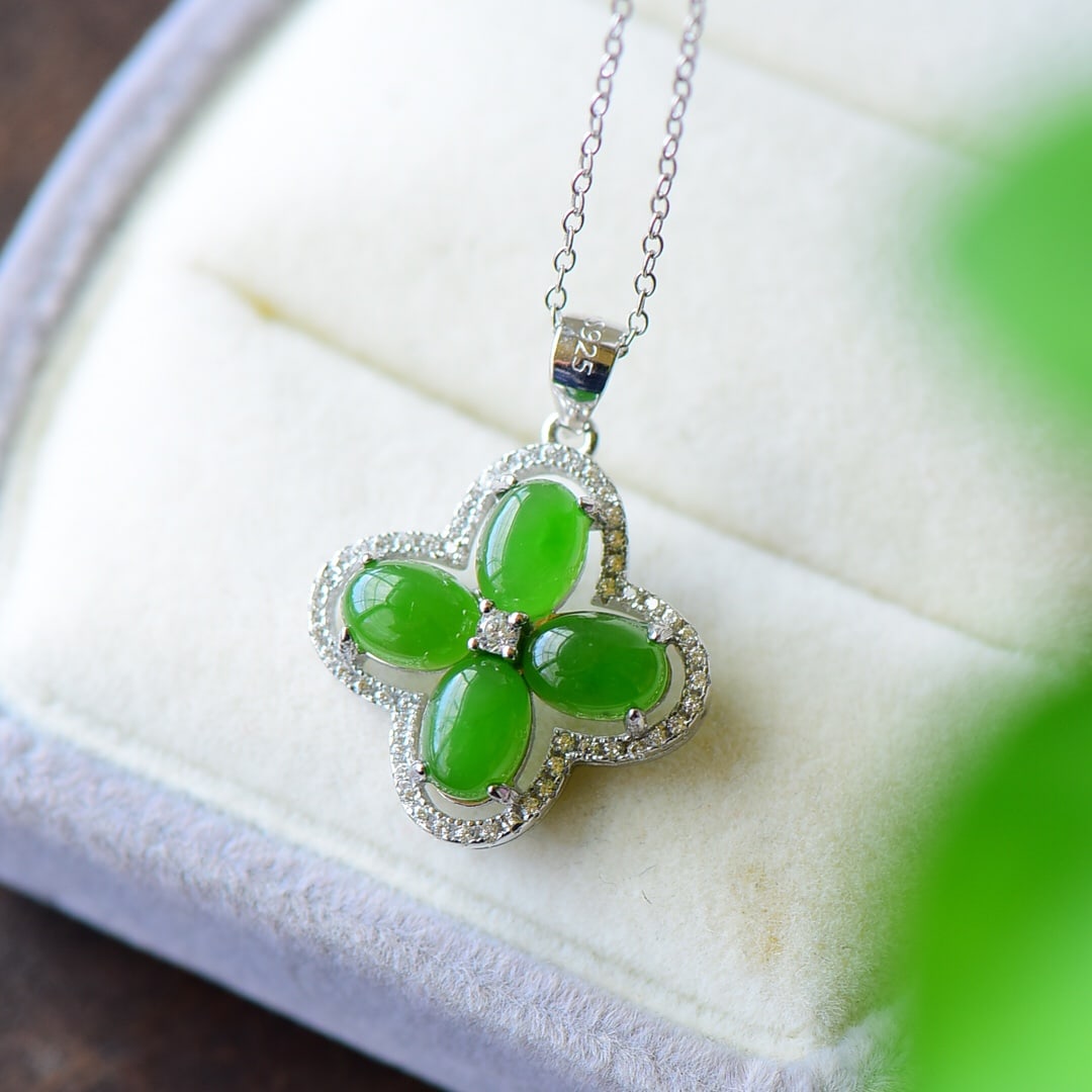 An Exquisite Sterling Silver Inlaid Jasper Necklace,Inlaid Diamond: An Exquisite Sterling Silver Inlaid Jasper Necklace,Inlaid Diamond,Size:0.8inx1.1in 纯银镶碧玉项链,嵌钻石