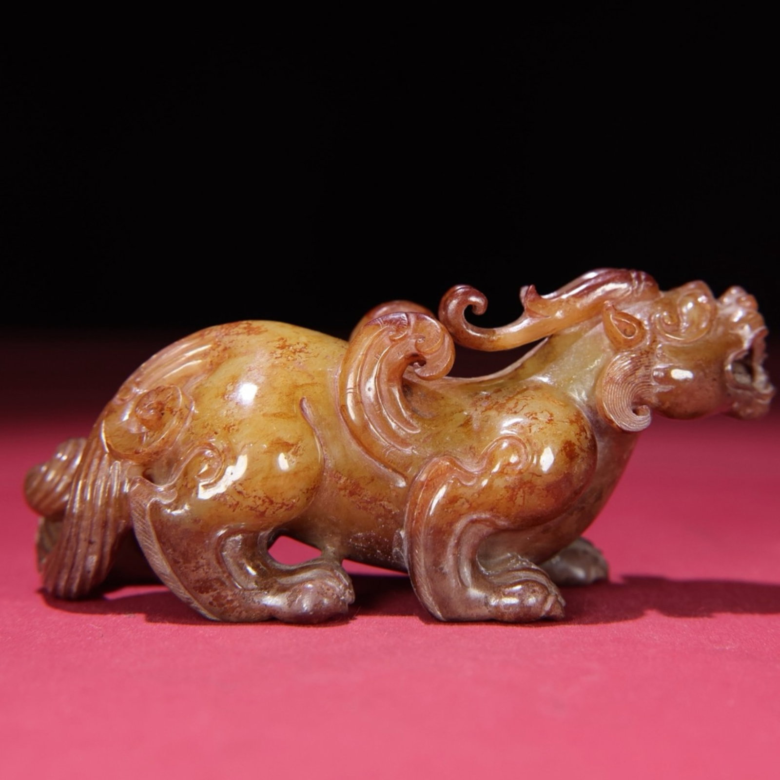 An Exquisite Archaic Jade Auspicious Beast Ornament: An Exquisite Archaic Jade Auspicious Beast Ornament,Ancient Time,China,Size:5.1inx1.9inx2.2in,Weight:343g 高古玉瑞兽摆件,中国远古ą