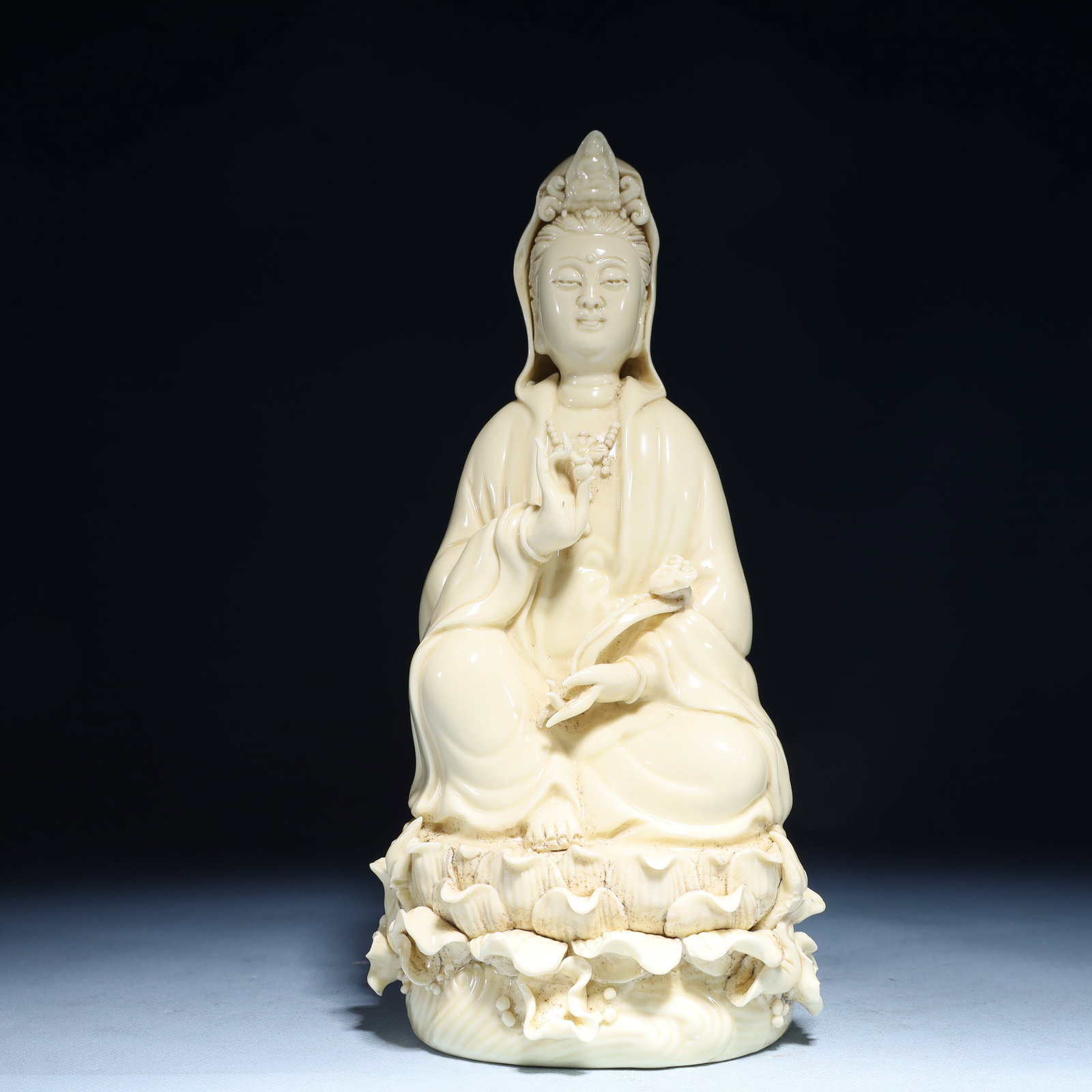 A Solemn Blance-De-Chine Statue of Avalokitesvara: A Solemn Blance-De-Chine Statue of Avalokitesvara Blance-De-Chine Statue of Avalokitesvara,Ming Dynasty,China,He Chaozong Mark,Size:4.7inx3.9inx10.2in,Weight:700g 德化瓷观Ƅ