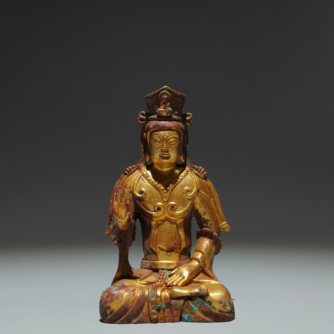 A Solemn Gilt Bronze Statue of Avalokitesvara: A Solemn Gilt Bronze Statue of Avalokitesvara,Tang Dynasty,China,Size:5.9inx3.1inx2.4in 铜鎏金观音像,中国唐代