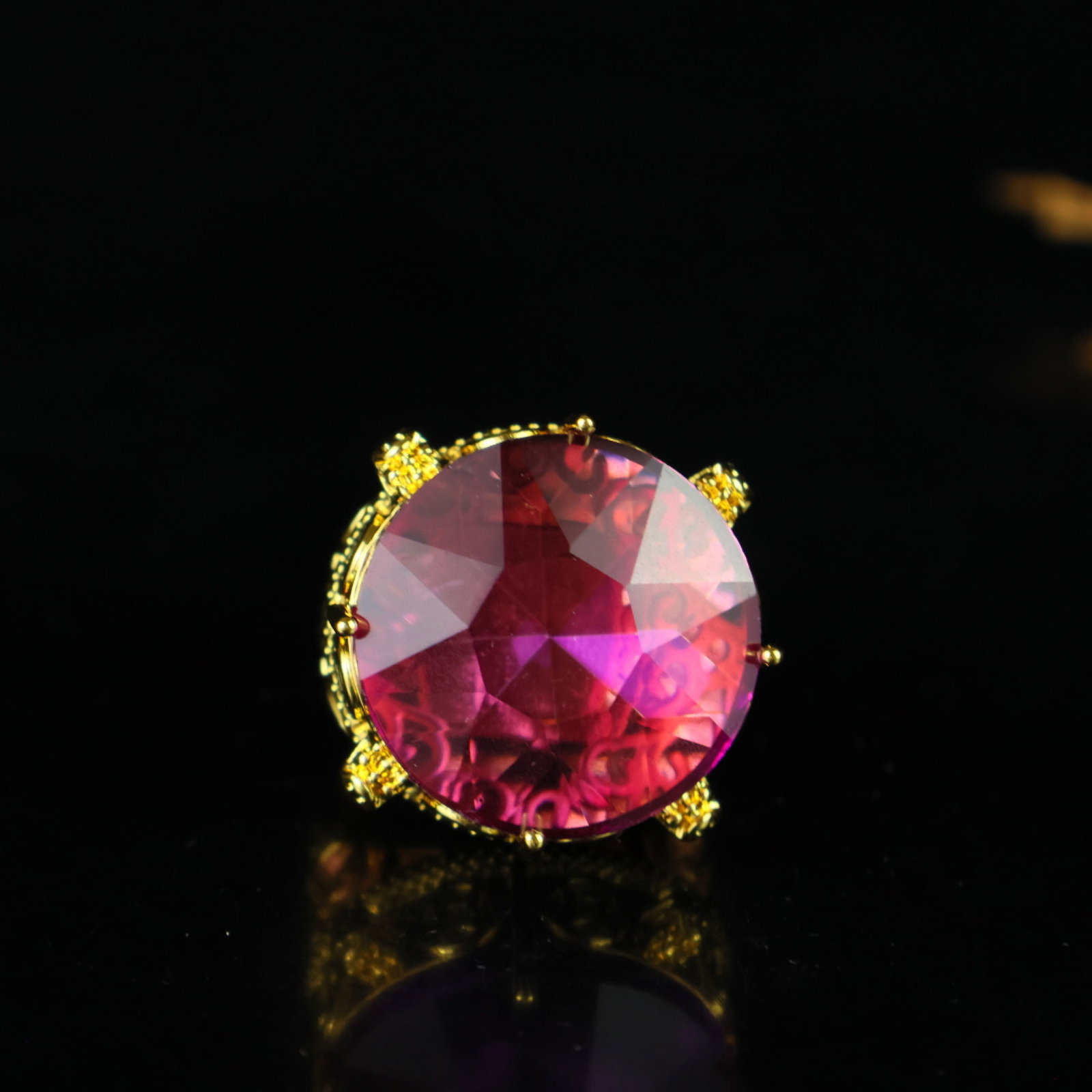 An Exquisite Ring: An Exquisite Ring,Size:1inx0.6in 一个精美的戒指