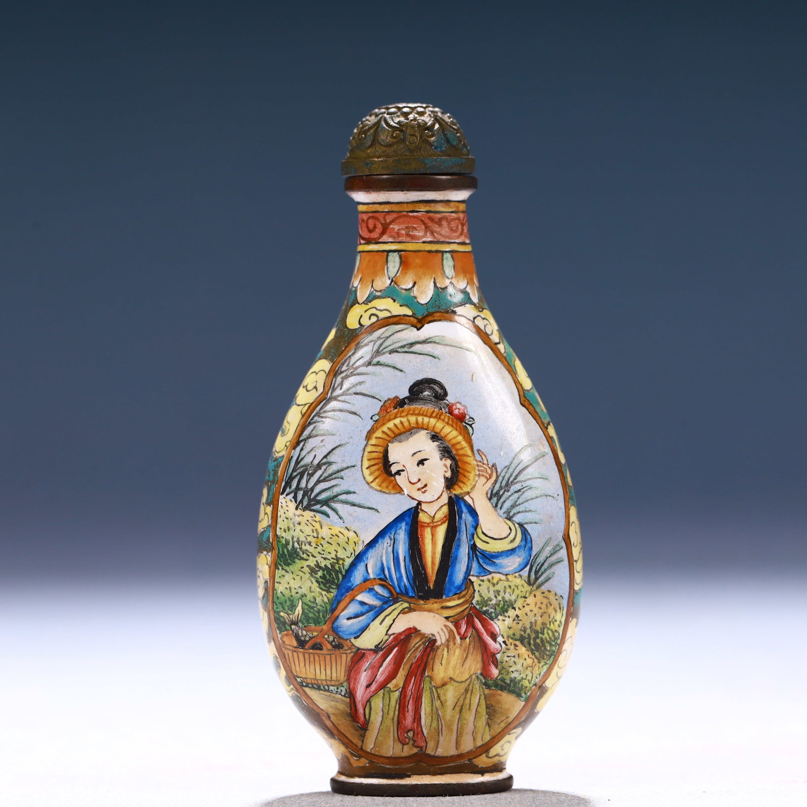 An Exquisite Painted Enamel Auspicious Cloud and Figure Pattern Snuff Bottle: An Exquisite Painted Enamel Auspicious Cloud and Figure Pattern Snuff Bottle,Qing Dynasty, China,Qianlong Four-character Mark,Size:1.4inx0.6inx3in,Weight:53g 画珐琅祥云&#