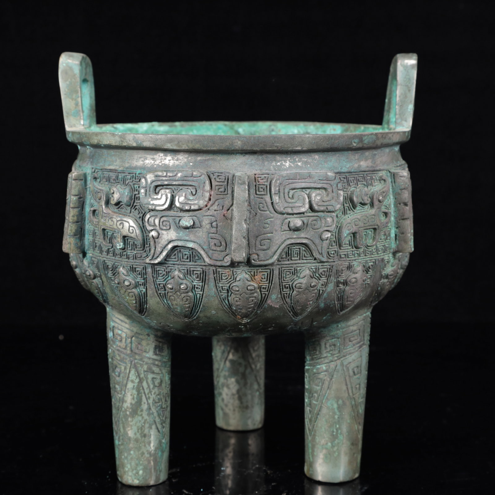 An Archaic Bronze Chi-Dragon Pattern Double-Ears and Tripod Censer: An Archaic Bronze Chi-Dragon Pattern Double-Ears and Tripod Censer,The Warring States period in China,With Mark,Size:7.5inx8.9in,Weight:2800g 青铜螭龙纹双耳&#