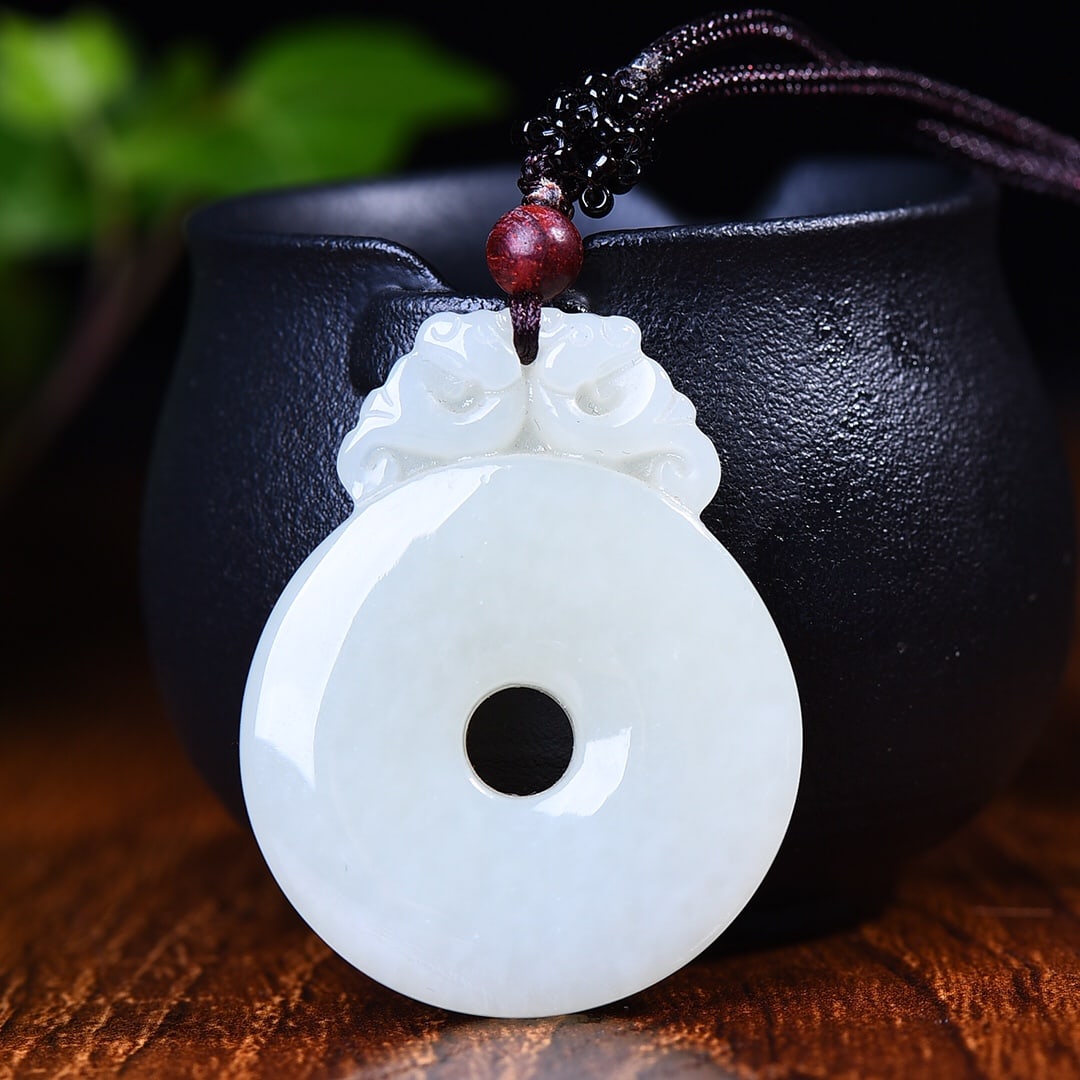 An Exquisite White Jade Bats Pendant: An Exquisite White Jade Bats Pendant,Size:1.4inx1.8in 白玉蝙蝠挂件