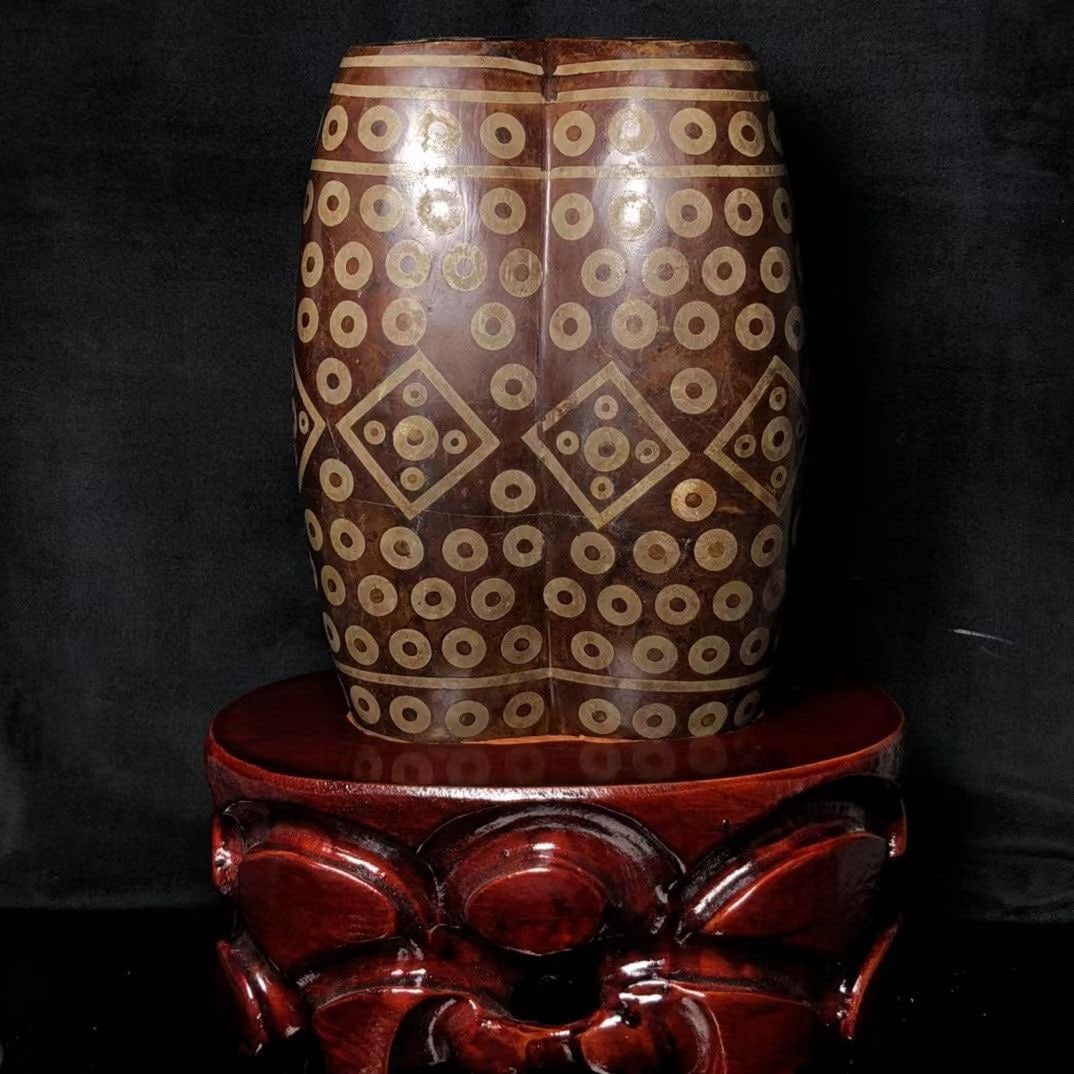 An Exquisite Dzi Bead Ornament: An Exquisite Dzi Bead Ornament,Size:9.3inx6.7inx3.9in,Weight:7650g 天珠摆件