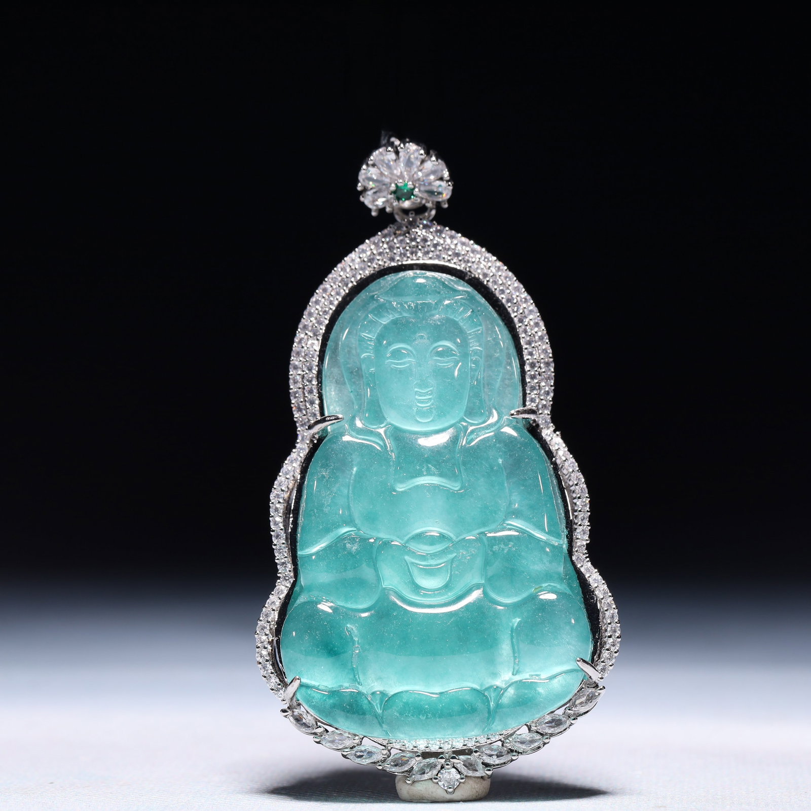 An Exquisite Statue of Avalokitesvara Pendant,Inlaid Gems: An Exquisite Statue of Avalokitesvara Pendant,Inlaid Gems,Size:1.8inx0.6inx3.3in,Weight:64.8g 一个精美的观音像吊坠,镶宝石