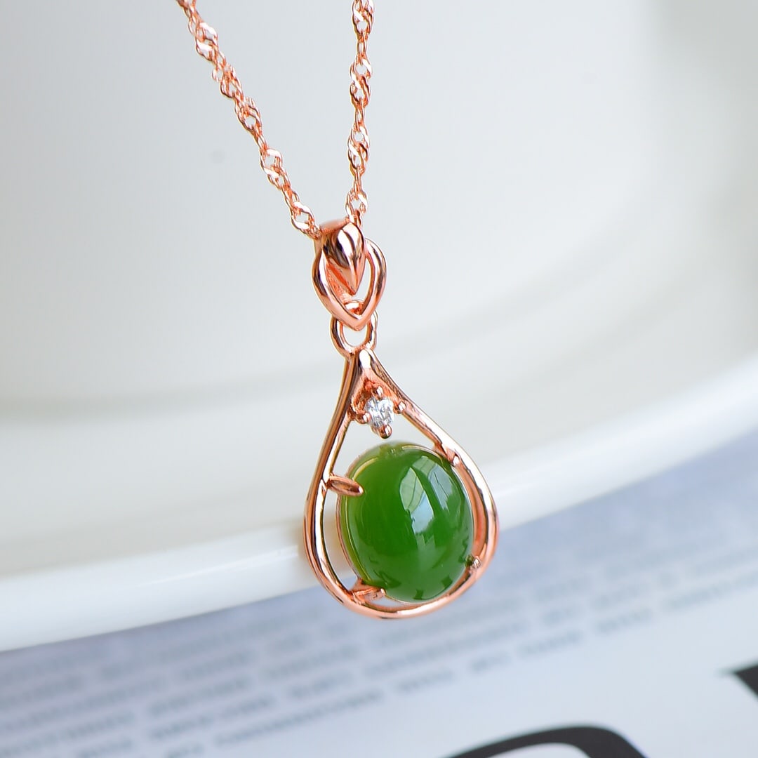 An Exquisite Sterling Silver-Gold Plated Inlaid Jasper Pendant: An Exquisite Sterling Silver-Gold Plated Inlaid Jasper Pendant , Size :0.4inx0.3in 纯银镀金镶碧玉吊坠,尺寸:0.4inx0.3in