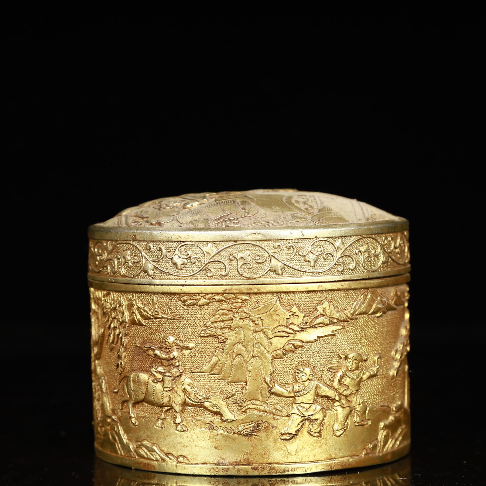 An Exquisite Gilt Bronze Landscape and Figure Pattern Cover Box: An Exquisite Gilt Bronze Landscape and Figure Pattern Cover Box,Qing Dynasty, China,Size:3.9inx3.1in,Weight:800g 铜鎏金山水人物纹盖盒,ߑ