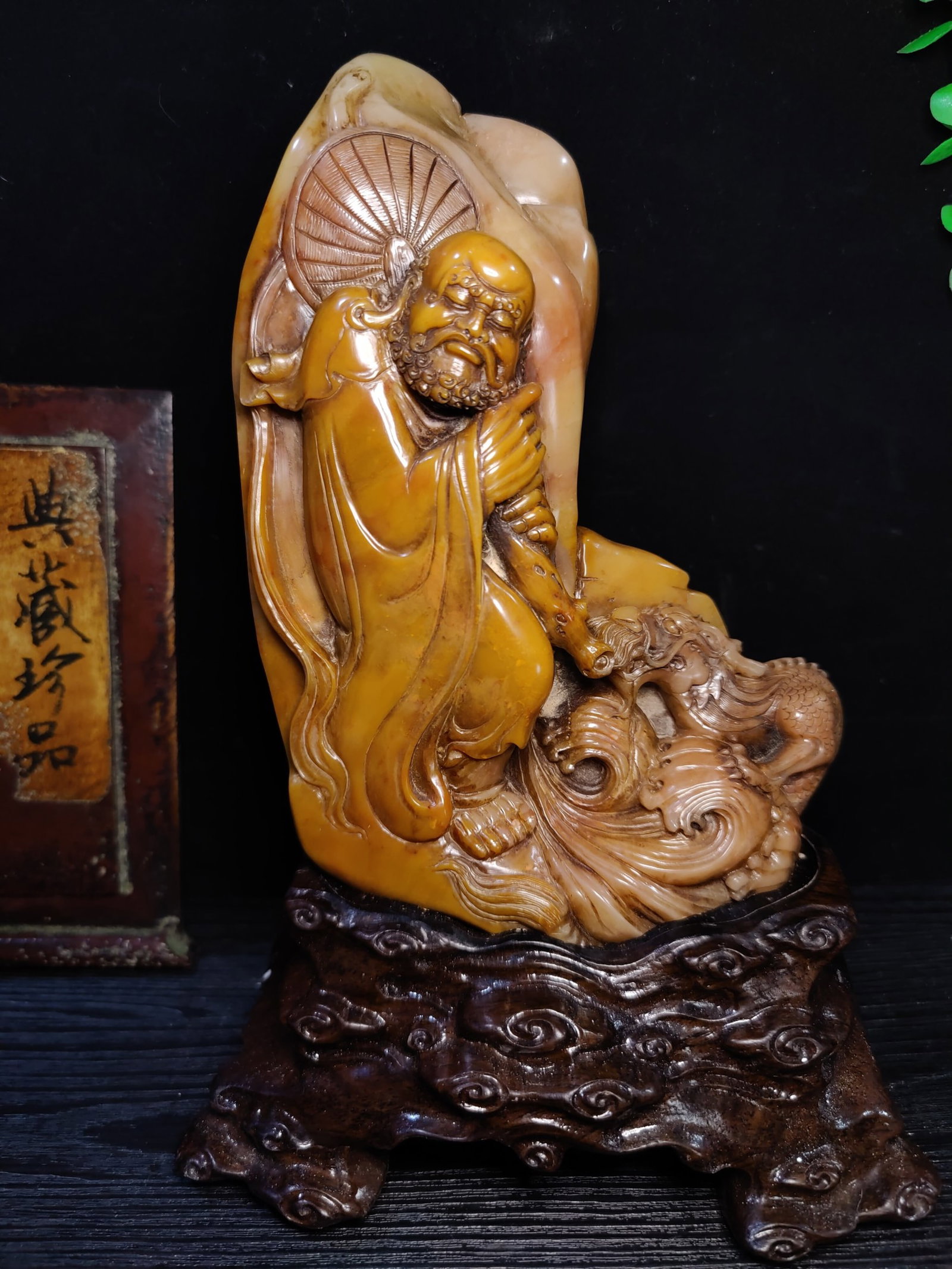 An Exquisite Tianhuang Stone Figure Seal: An Exquisite Tianhuang Stone Figure Seal,Qing Dynasty,China,Size:7.9inx5.5inx1.8in,Weight:2026g 田黄石人物印章,中国清代