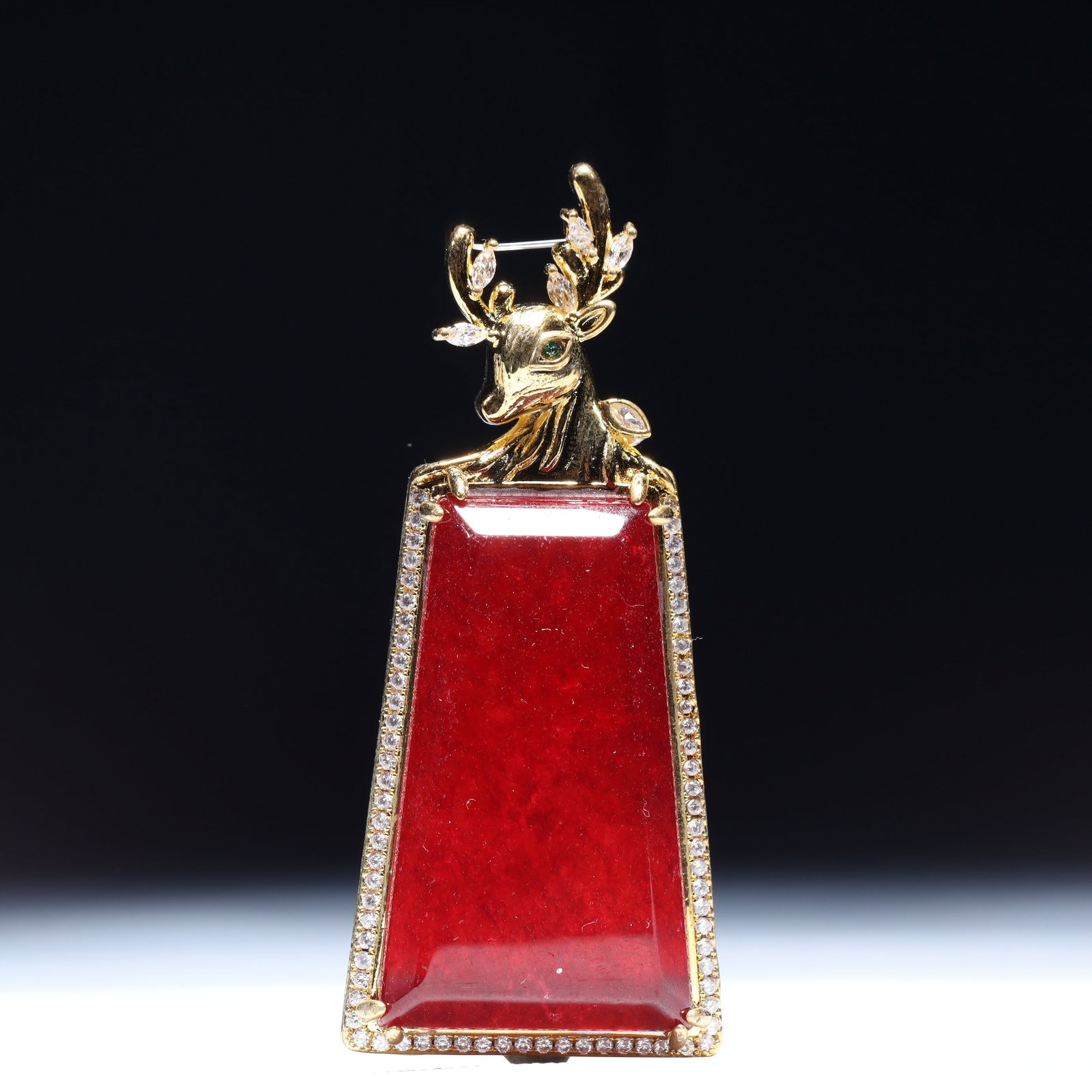 An Exquisite Deer Pattern Pendant,Inlaid Gems: An Exquisite Deer Pattern Pendant,Inlaid Gems,Size:1.3inx0.4inx3.1in,Weight:39.9g 一个精美的鹿纹吊坠,镶宝石