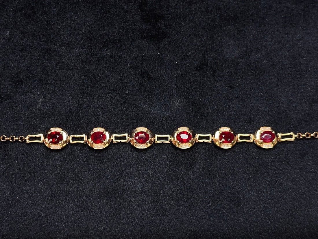 A Exquisite 18k Gold Inlaid 3.25ct Natural Ruby Bracelets,Inlaid Diamond: A Exquisite 18k Gold Inlaid 3.25ct Natural Ruby Bracelets,Inlaid Diamond,Total Weight:4.25g 18k金镶 3.25ct 天然红宝石手链,嵌钻石