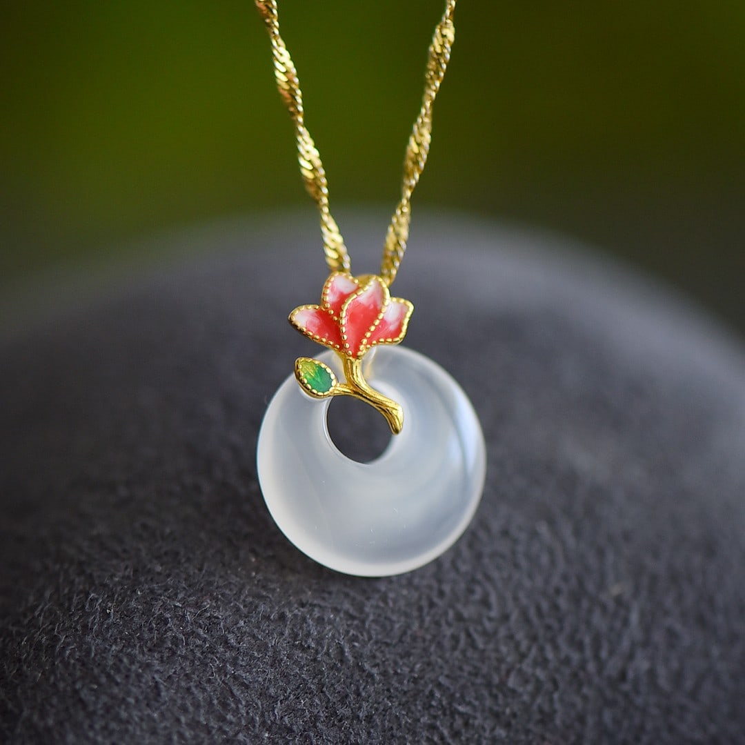 An Exquisite Sterling Silver-Gold Plated Inlaid White Agate Necklace: An Exquisite Sterling Silver-Gold Plated Inlaid White Agate Necklace 纯银镀金镶白玛瑙项链