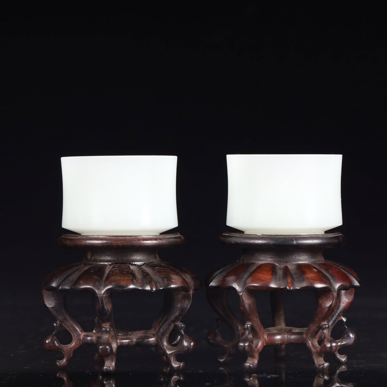 A Pair of Exquisite White Jade Cups,With Base: A Pair of Exquisite White Jade Cups,With Base,Qing Dynasty, China,Size:2.2inx1.4in,Weight:150g 一对白玉杯,带底座,中国清代