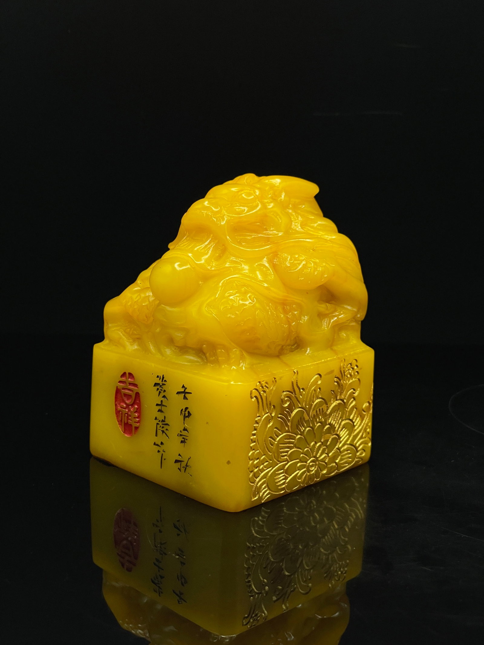An Exquisite Shoushan Stone Auspicious Beast Pattern Seal: An Exquisite Shoushan Stone Auspicious Beast Pattern Seal,Qing Dynasty,China,With Mark,Size:2.4inx2.4inx3.2in,Weight:568g 寿山石瑞兽纹印章,中Þ