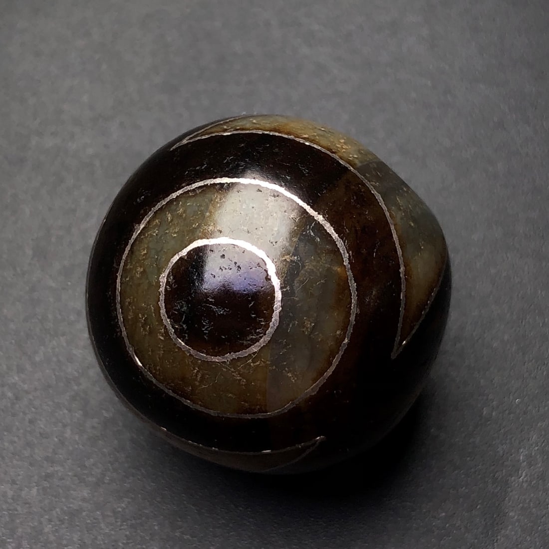 An Exquisite Dzi Bead Inlaid Silver Pendant: An Exquisite Dzi Bead Inlaid Silver Pendant,Size:1.2in,Weight:36.4g 天珠嵌银挂件