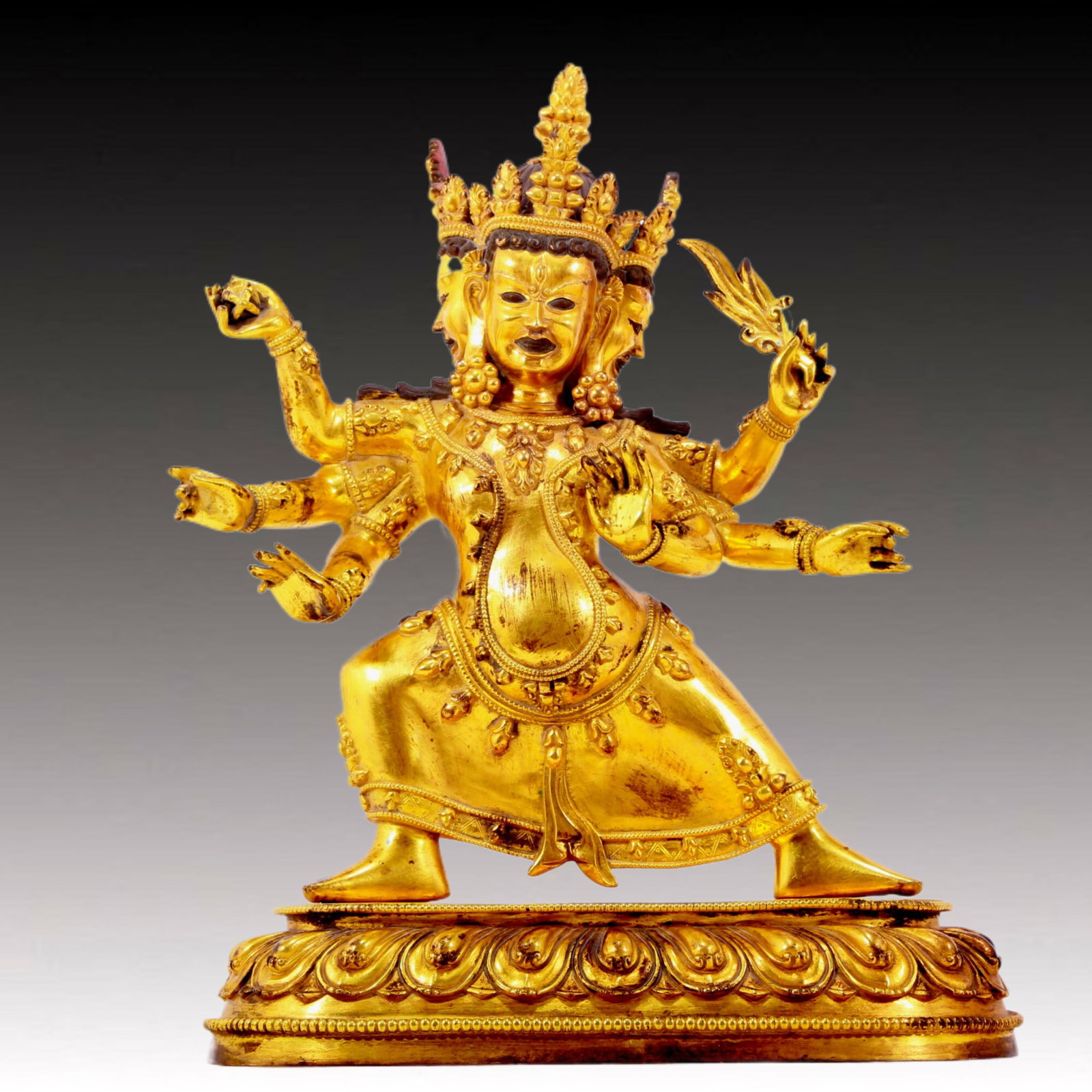 A solemn gilt bronze Vajra statue: A solemn gilt bronze Vajra statue, Yongle six-character mark, Ming Dynasty, China, King Kong's figure is solemn and majestic, symbolizing strong will and invincible power. At the same time, his face i