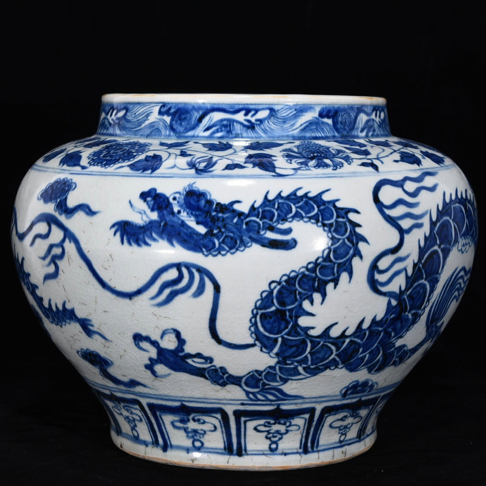 A Rare Blue and White Dragon Pattern Jar: A Rare Blue and White Dragon Pattern Jar,Yuan Dynasty,China,Size:10.2inx13in 青花龙纹罐,中国元代