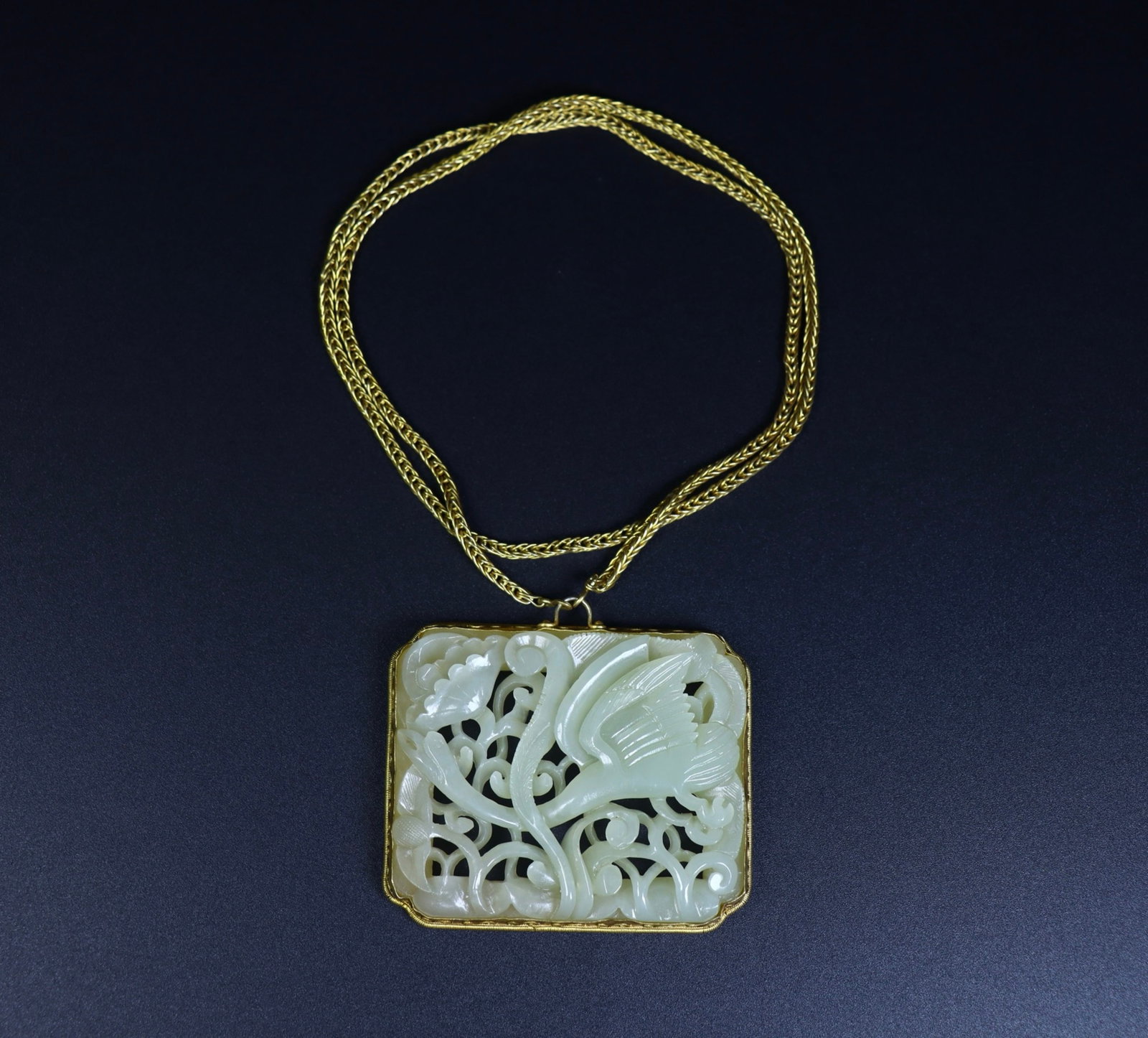 An Exquisite White Jade Inlaid Silver Crane Pattern Pendant: An Exquisite White Jade Inlaid Silver Crane Pattern Pendant,Qing Dynasty,China,Size:3.1inx2.8inx0.6in,Weight:124g 白玉嵌银鹤纹挂件,中国ę