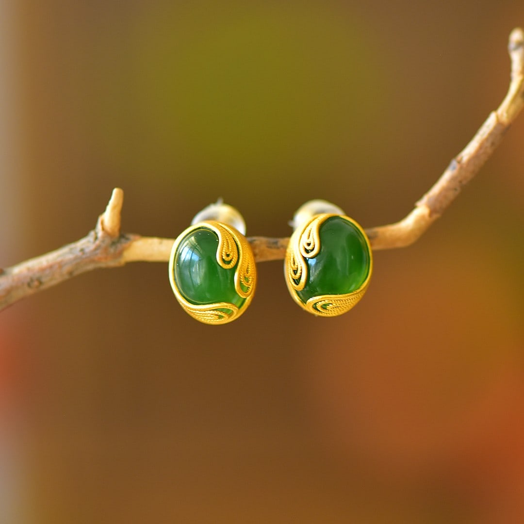 A Pair of Exquisite Sterling Silver-Gold Plated Inlaid Jasper Earrings: A Pair of Exquisite Sterling Silver-Gold Plated Inlaid Jasper Earrings 一对纯银镀金镶碧玉耳钉