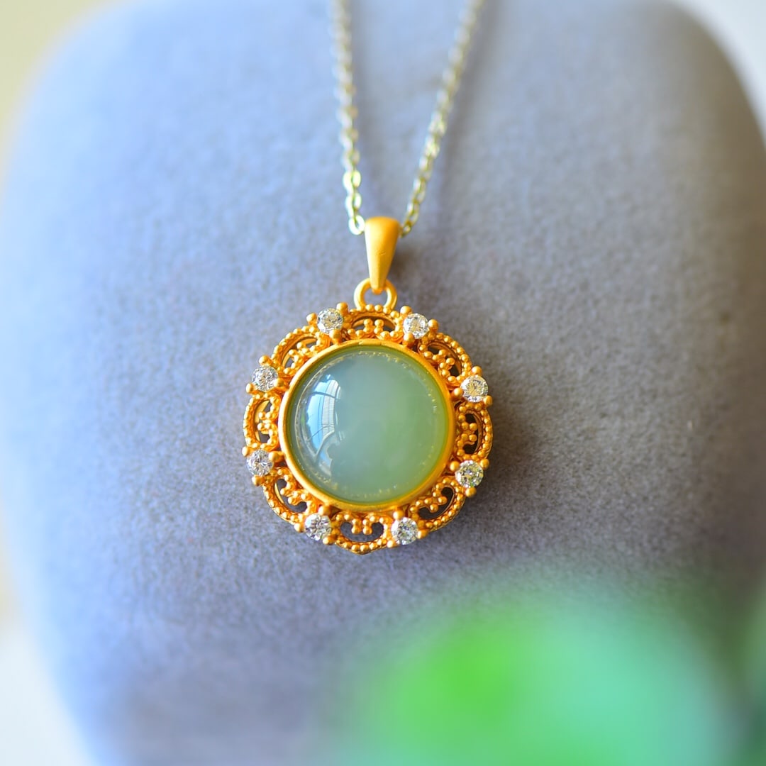 An Exquisite Sterling Silver-Gold Plated Inlaid Green Jade Necklace,Inlaid Diamond: An Exquisite Sterling Silver-Gold Plated Inlaid Green Jade Necklace,Inlaid Diamond,Size:0.7inx1in 纯银镀金镶青玉项链,嵌钻石