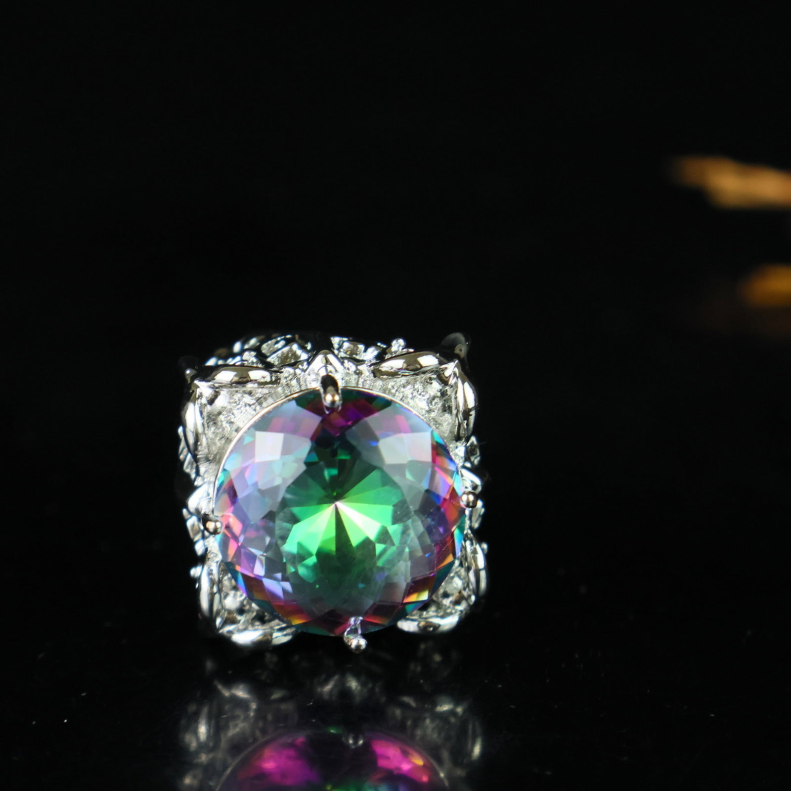 An Exquisite Ring: An Exquisite Ring,Size:0.8inx0.6in 一个精美的戒指