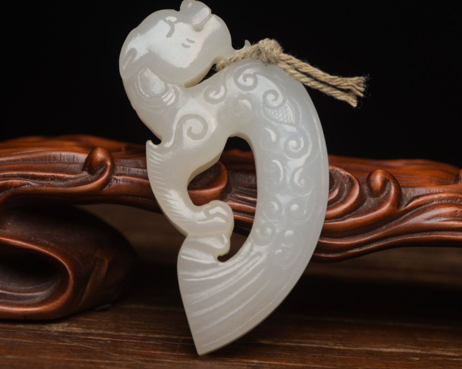 An Exquisite White Jade Dragon Pendant: An Exquisite White Jade Dragon Pendant,Qing Dynasty,China,Size:2.7inx1.4inx0.5in,Weight:50g 白玉龙佩,中国清代