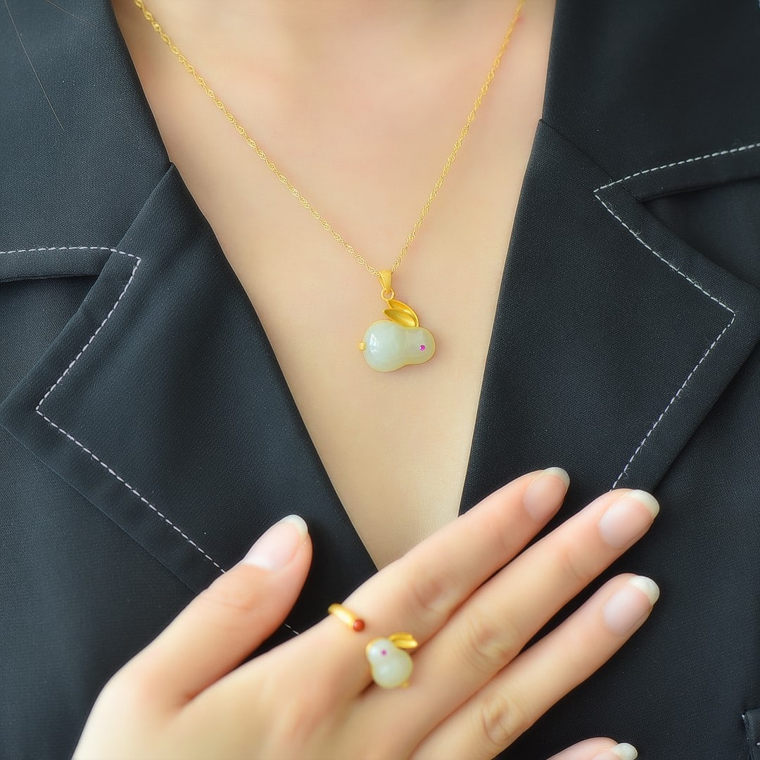 A Set of Fine Sterling Silver-Gold Plated Inlaid White Jade Jewelrys: A Set of Fine Sterling Silver-Gold Plated Inlaid White Jade Jewelrys 一套纯银镀金镶白玉首饰