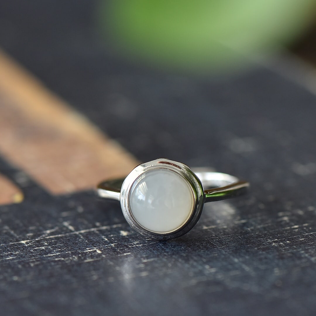 An Exquisite Sterling Silver Inlaid White Jade Ring: An Exquisite Sterling Silver Inlaid White Jade Ring,Size:0.4inx0.4in 纯银镶白玉戒指