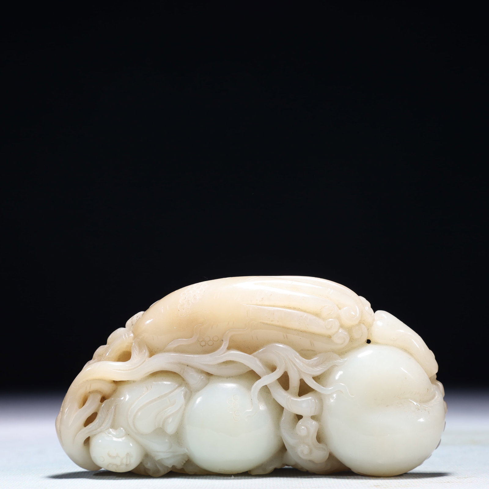 An Exquisite White Jade Flower and Fruit Pattern Ornament: An Exquisite White Jade Flower and Fruit Pattern Ornament,Qing Dynasty,China,Size:4.7inx1.2inx2.2in,Weight:376.6g 白玉花果纹摆件,中国清É