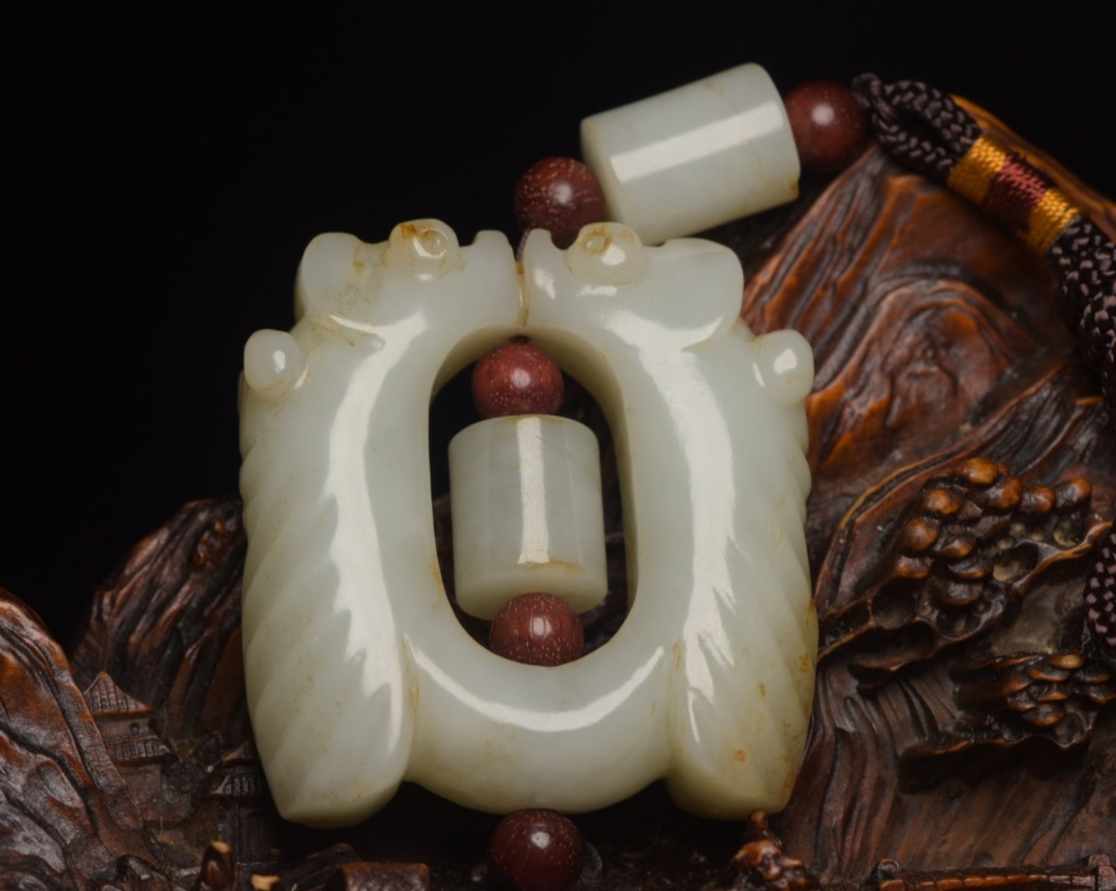 An Exquisite White Jade Pig and Dragon Pendant: An Exquisite White Jade Pig and Dragon Pendant,Qing Dynasty,China,Size:3.1inx2inx0.6in,Weight:87g 白玉猪龙挂件,中国清代