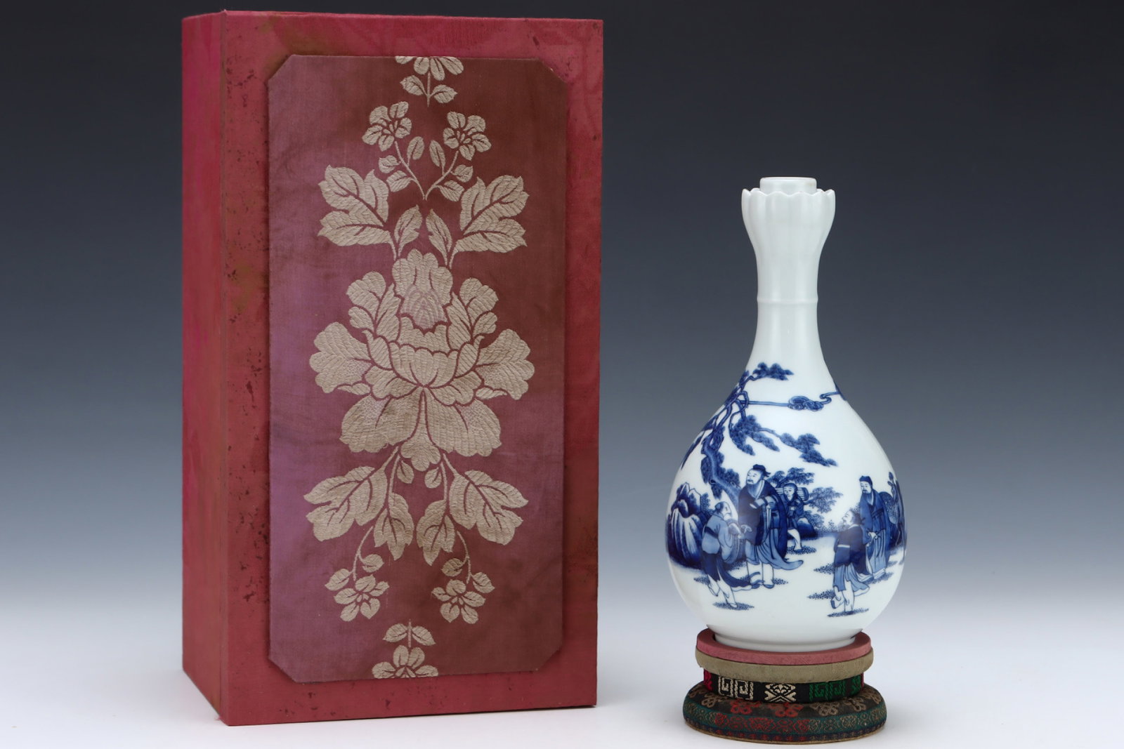 An Exquisite Blue and White Character and Story Pattern Vase: An Exquisite Blue and White Character and Story Pattern Vase,Qing Dynasty,China,Qianlong Six-character Mark,Size:9.4inx4.8in 青花人物故事纹瓶,中&#