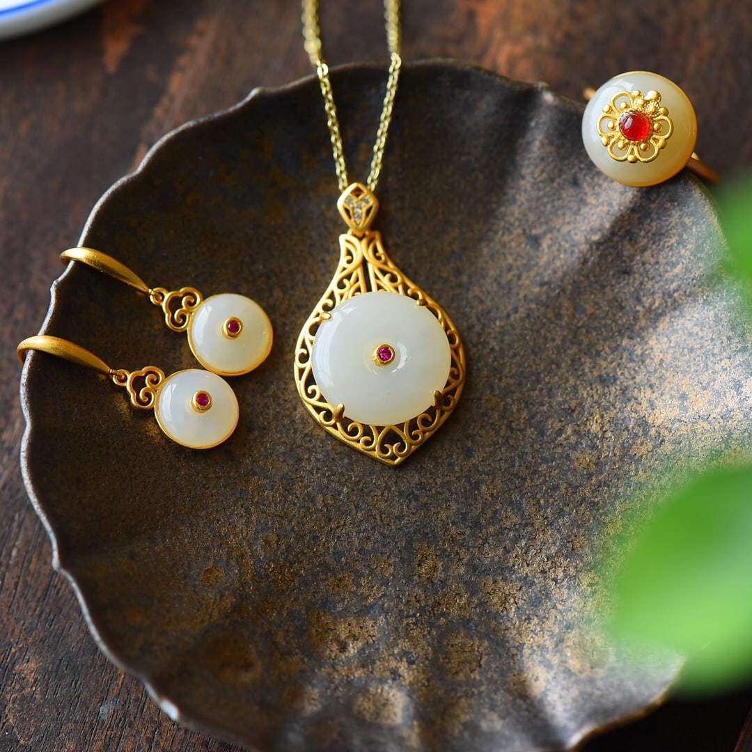 A Set of Fine Sterling Silver-Gold Plated Inlaid White Jade Jewelry: A Set of Fine Sterling Silver-Gold Plated Inlaid White Jade Jewelry,Size:(Necklace)0.8inx1.3in,(Ring)0.5inx0.6in,(Earring)0.4inx1.1in 一套纯银镀金镶白&#