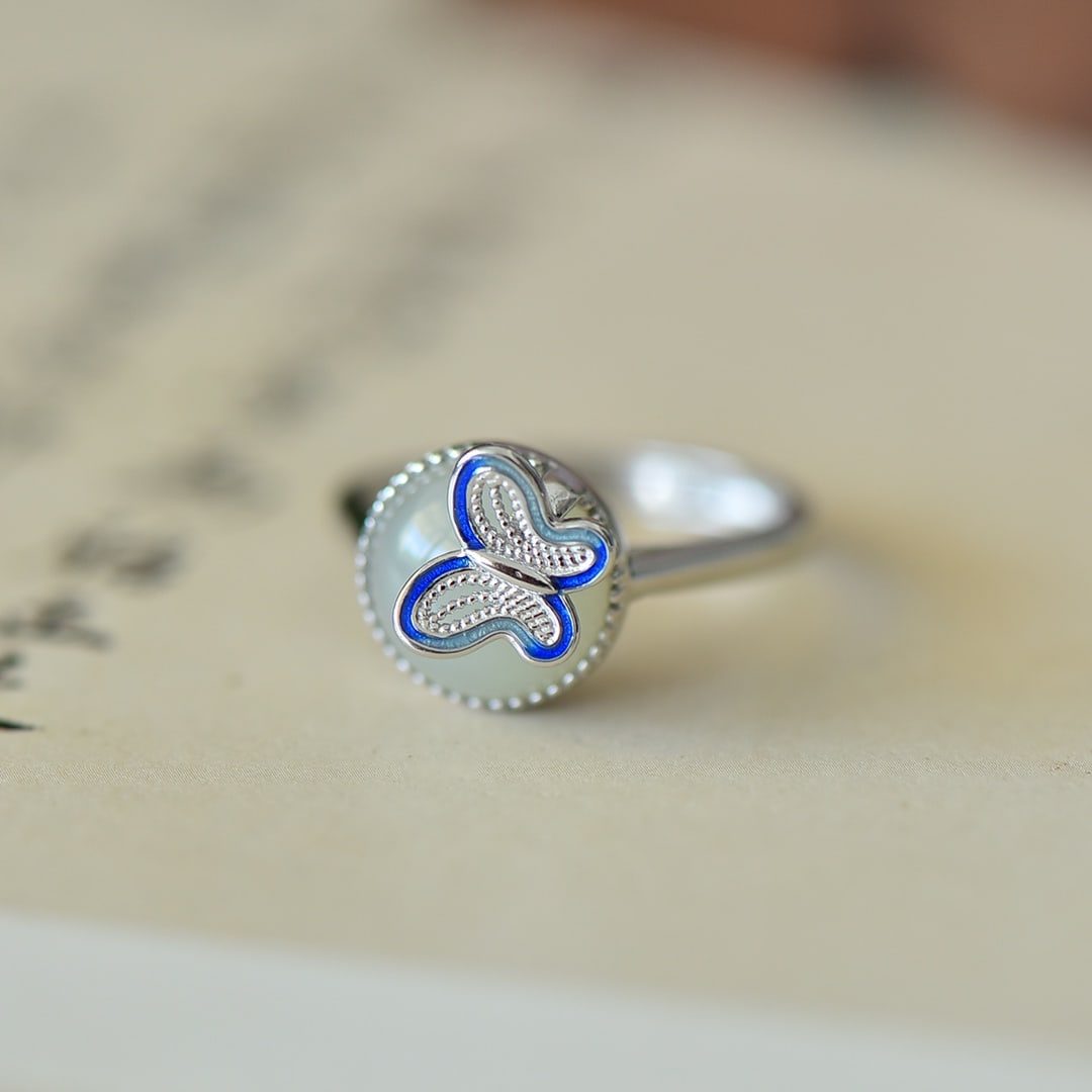 An Exquisite Sterling Silver Inlaid White Jade Ring: An Exquisite Sterling Silver Inlaid White Jade Ring,Size:0.4inx0.4in 纯银镶白玉戒指