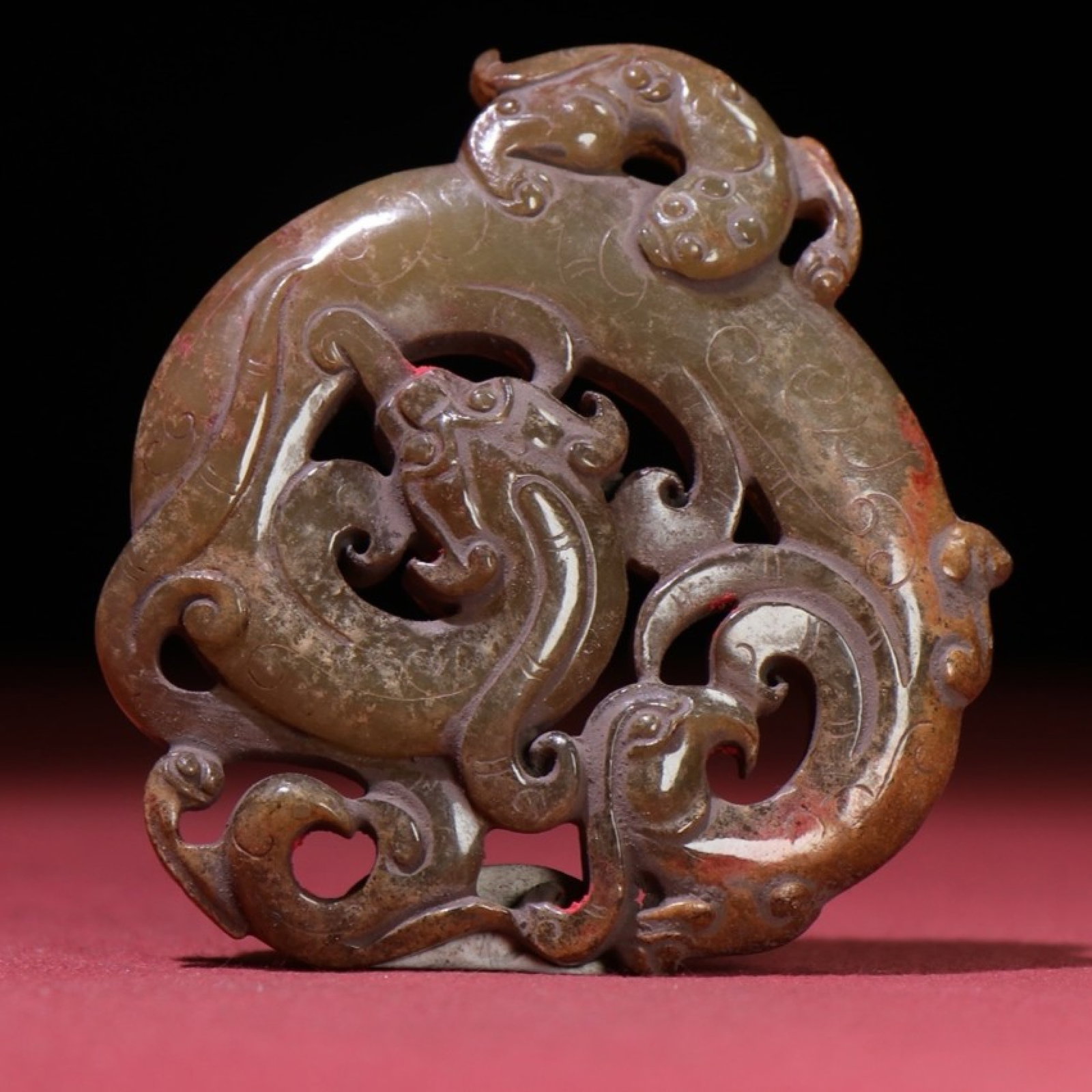 An Exquisite Archaic Jade Dragon Pattern Pendant: An Exquisite Archaic Jade Dragon Pattern Pendant,Ancient Time,China,Size:2.8inx2.6inx0.3in,Weight:60g 高古玉龙纹挂件,中国远古时&