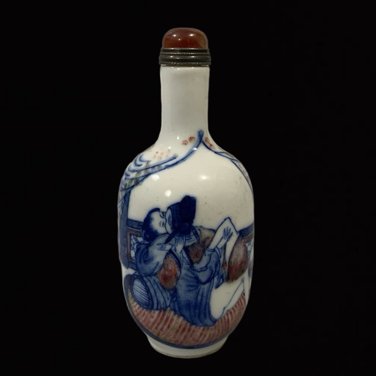 An Exquisite Blue and White Underglaze-Red Character and Story Pattern Snuff Bottle: An Exquisite Blue and White Underglaze-Red Character and Story Pattern Snuff Bottle,Qing Dynasty,China,Kangxi Six-character Mark,Size:3.5inx1.4in 青花釉里红人୰