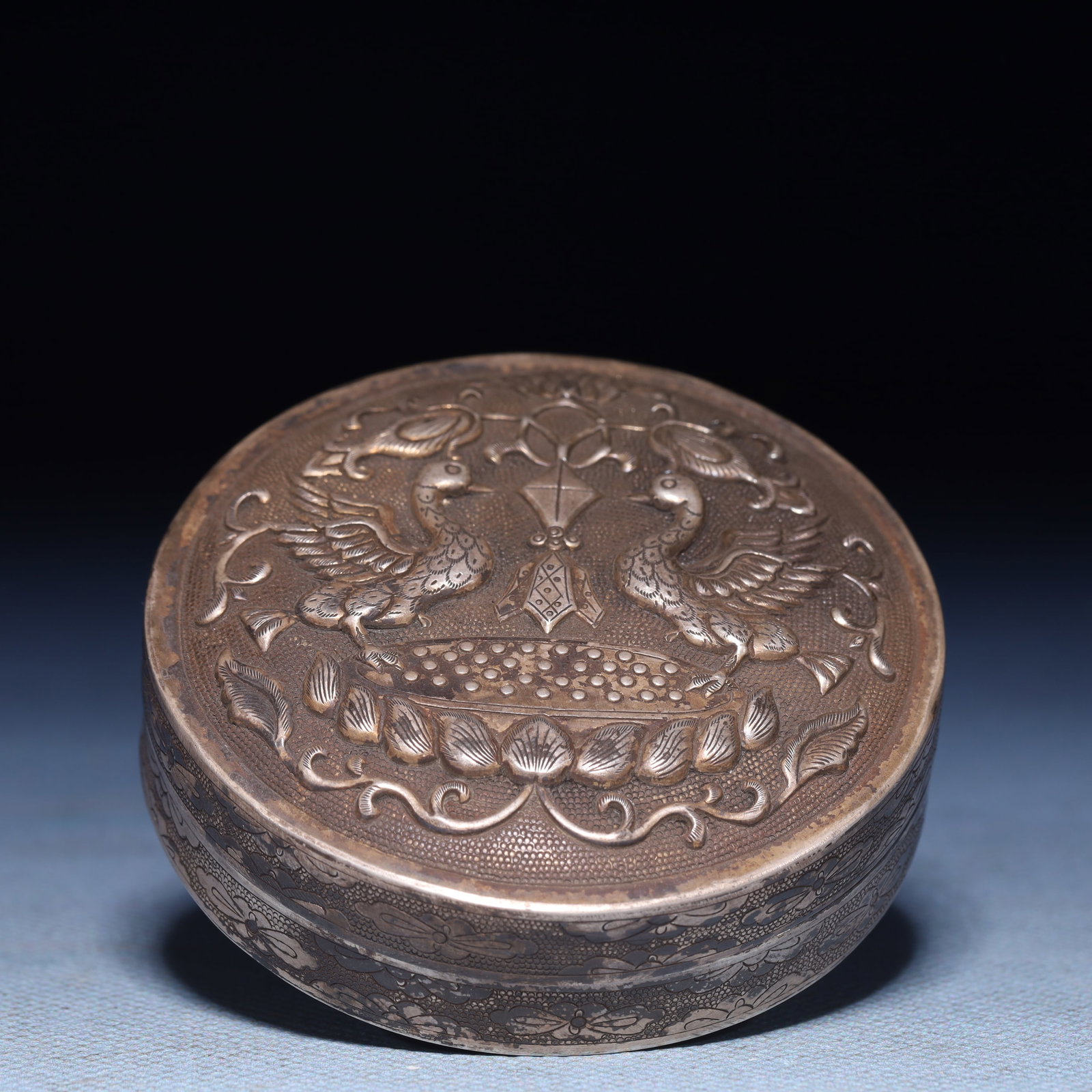 An Exquisite Silver Flower and Phoenix Pattern Box: An Exquisite Silver Flower and Phoenix Pattern Box,Qing Dynasty,China,Size:2.6inx1.2in,Weight:75.6g 银花卉凤纹盒,中国清代