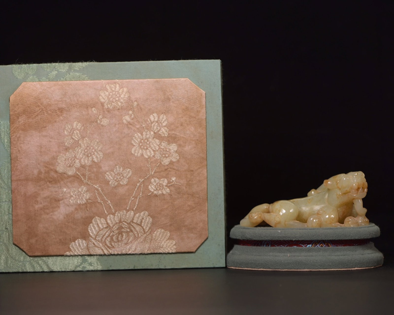 An Exquisite White Jade Beast Ornament: An Exquisite White Jade Beast Ornament,Qing Dynasty,China,Size:4.3inx2.4inx2in,Weight:276g 白玉兽摆件,中国清代