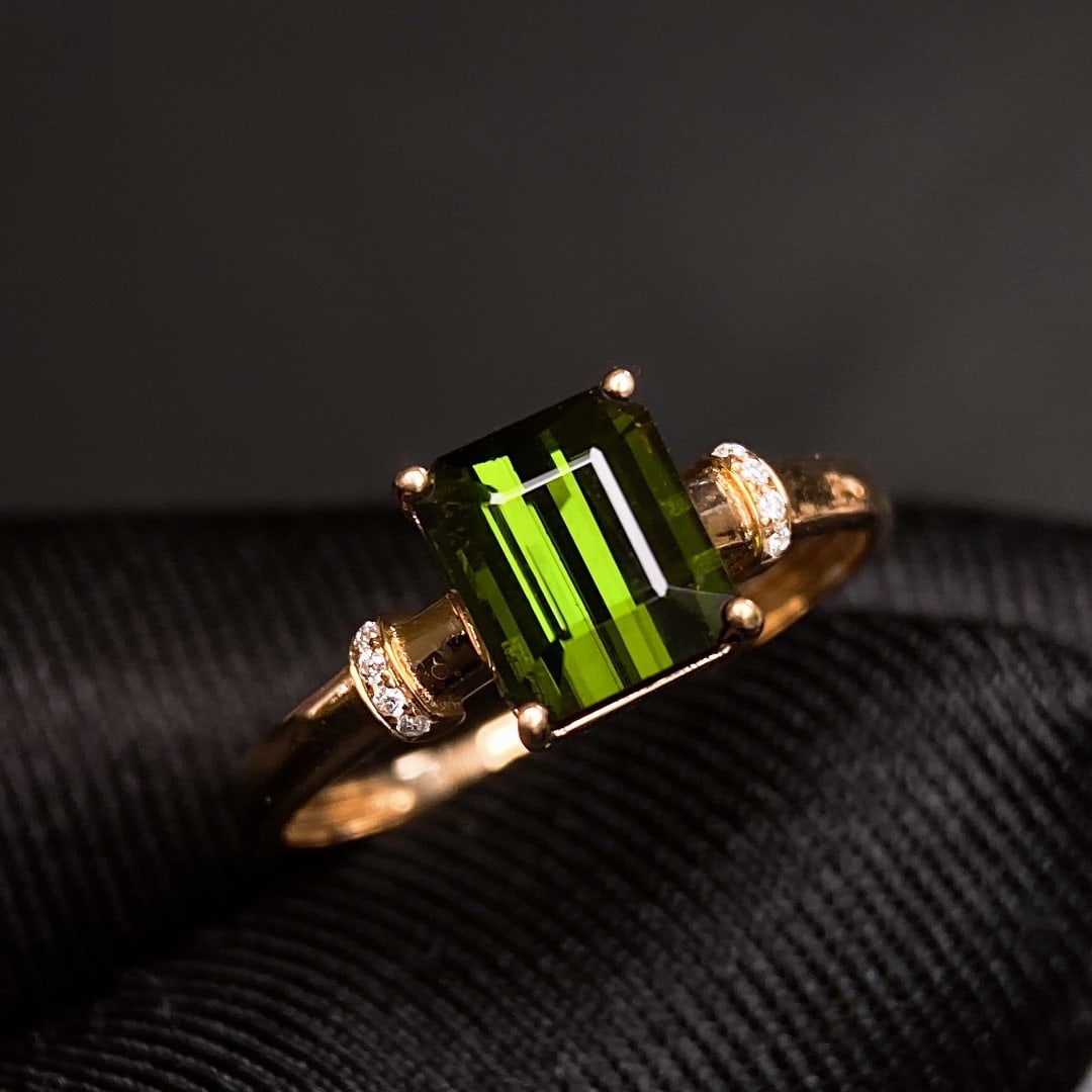 2.28Ctw Natural Tourmaline Ring: 2.28Ctw Natural Tourmaline Ring,Size:0.3inx0.2in 2.28Ctw天然碧玺戒指
