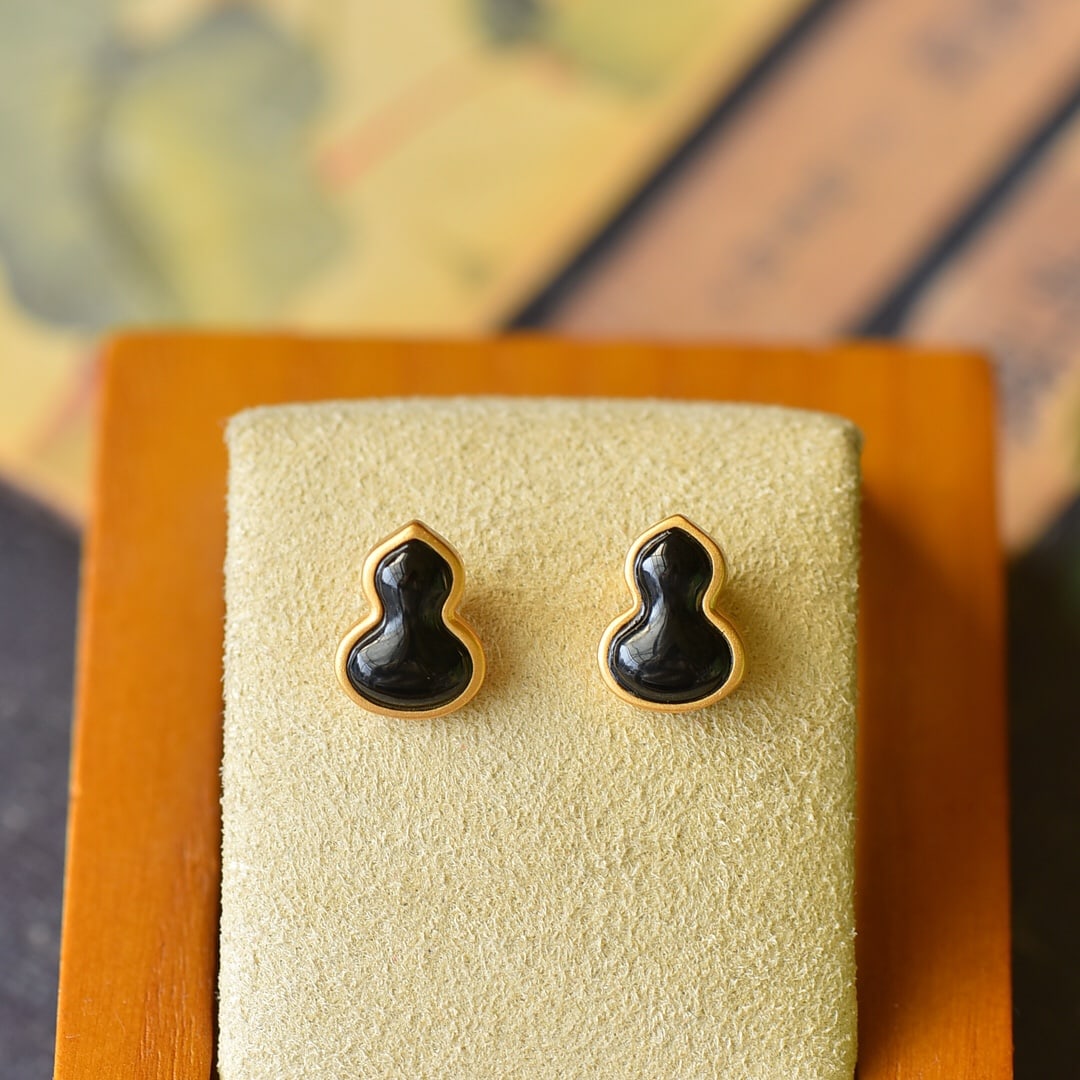 A Pair of Exquisite Sterling Silver-Gold Plated Inlaid Black Jade Earrings: A Pair of Exquisite Sterling Silver-Gold Plated Inlaid Black Jade Earrings,Size:0.4inx0.4in 一对纯银镀金镶墨玉耳钉