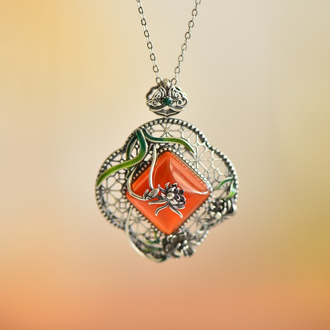 An Exquisite Sterling Silver Inlaid Agate Pendant: An Exquisite Sterling Silver Inlaid Agate Pendant, 纯银镶玛瑙吊坠